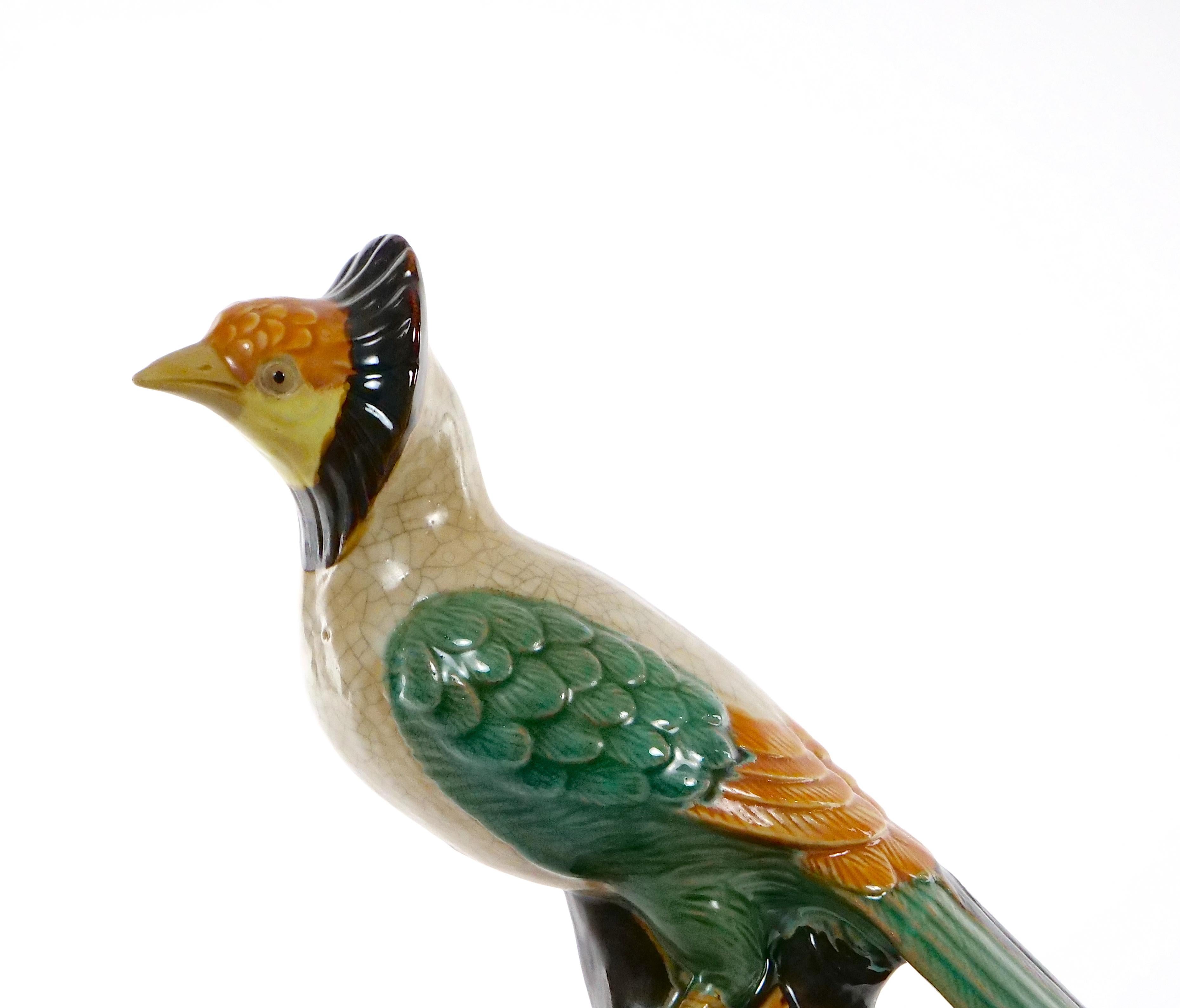 Großes Paar englische glasierte Porzellan-/Terrakotta-Vogelstatuen im Angebot 1