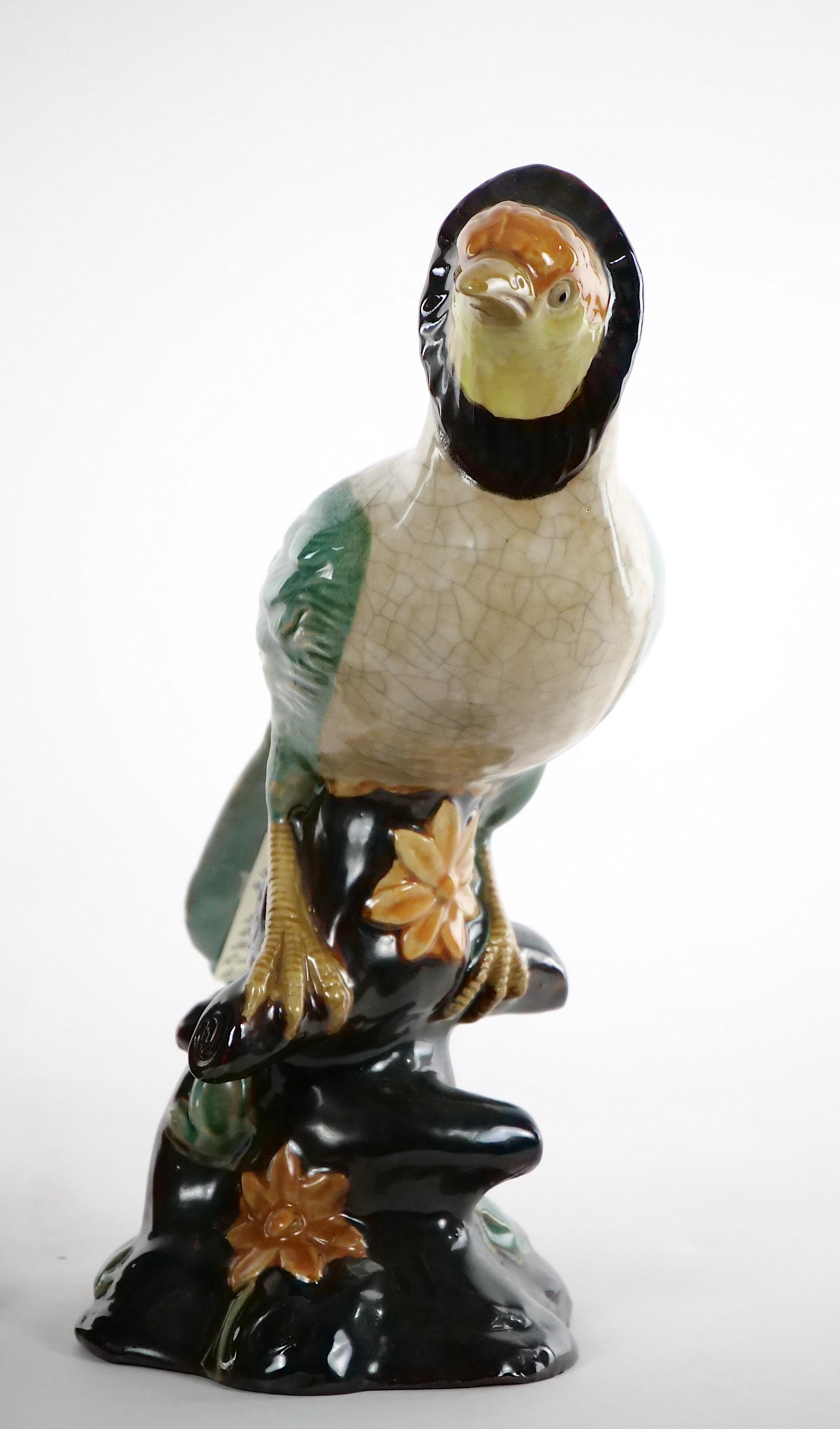 Grande paire de statues d'oiseaux en porcelaine anglaise émaillée / terre cuite en vente 1