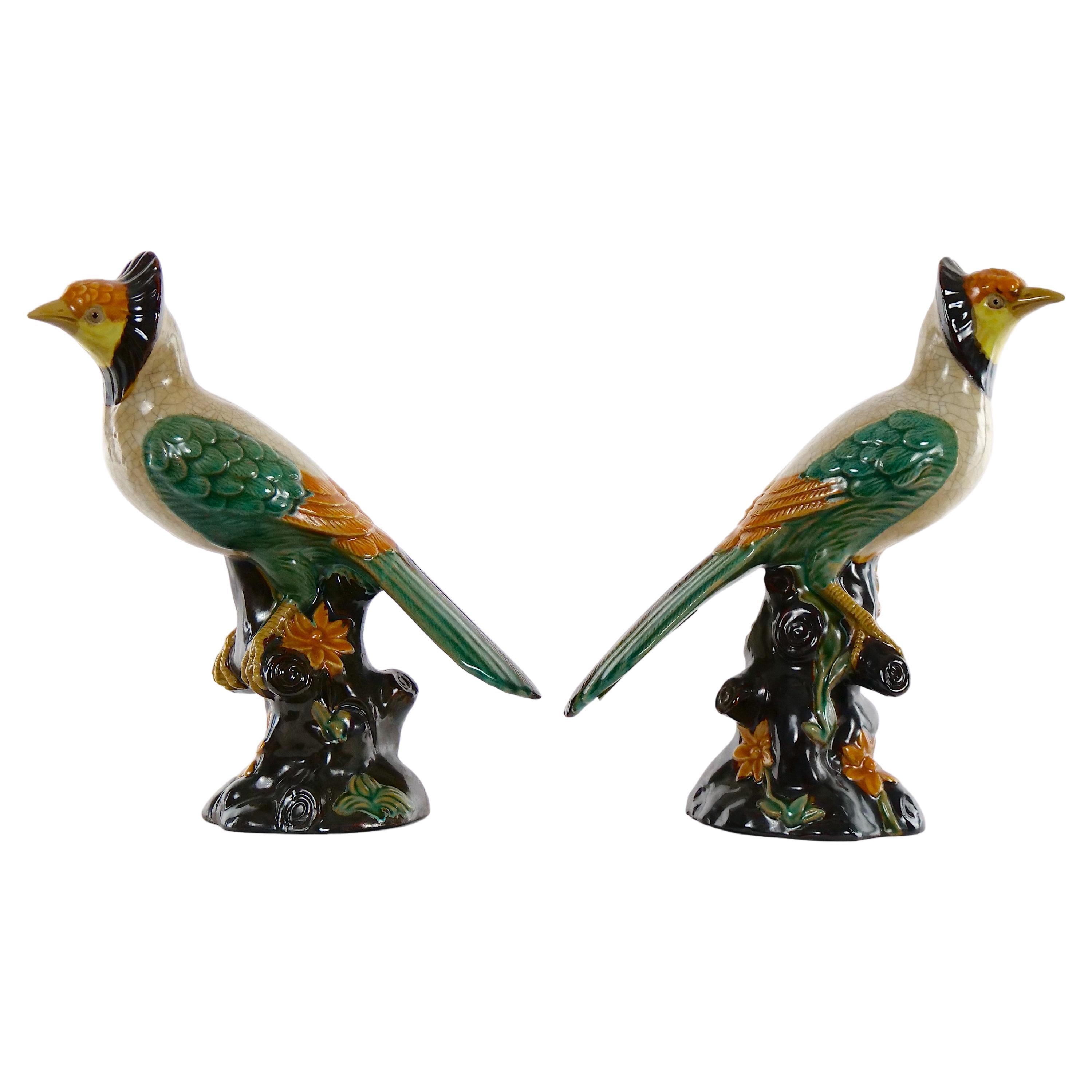 Grande paire de statues d'oiseaux en porcelaine anglaise émaillée / terre cuite