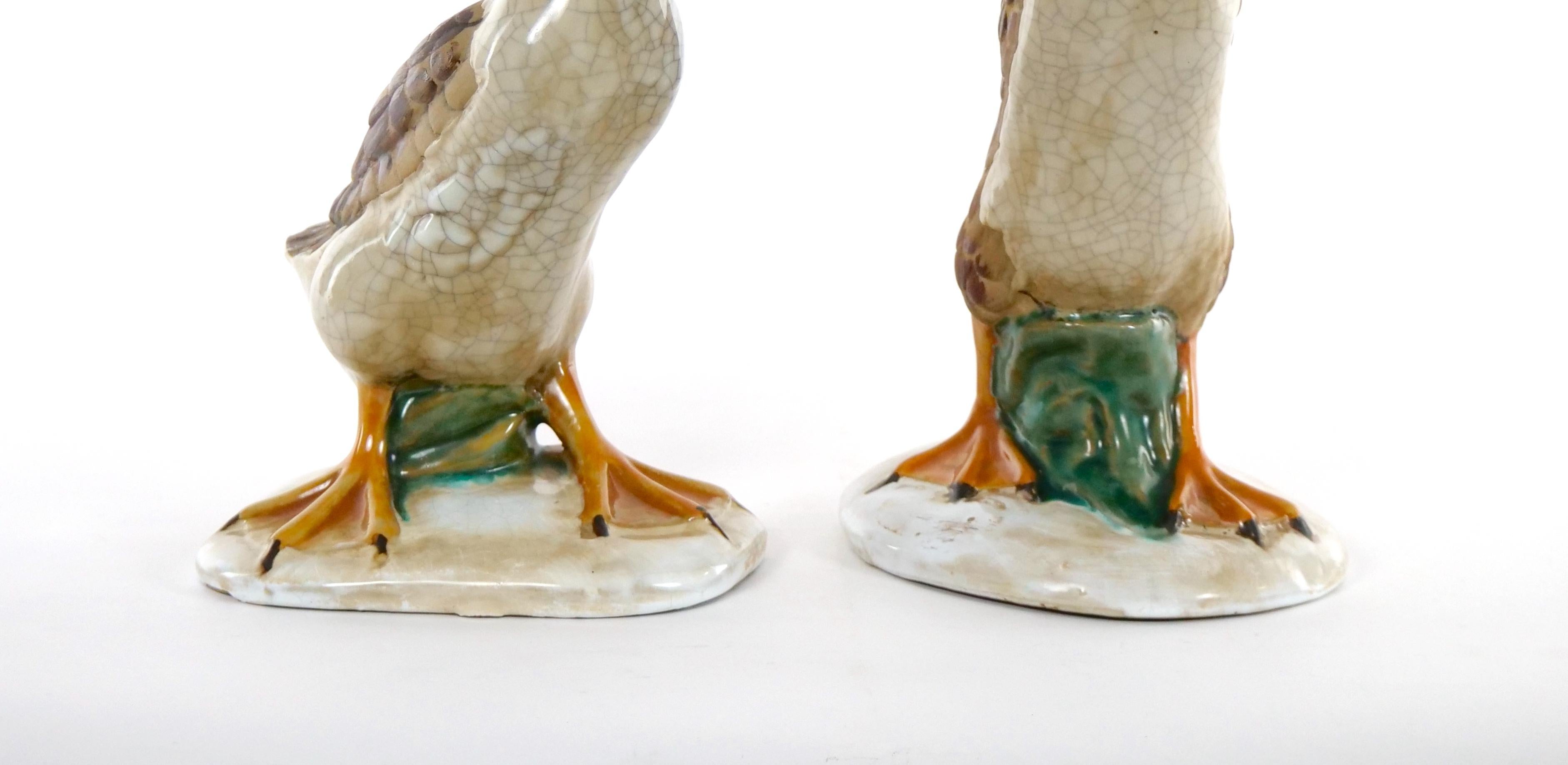 Grande paire de statues de canards en porcelaine anglaise émaillée / terre cuite en vente 3