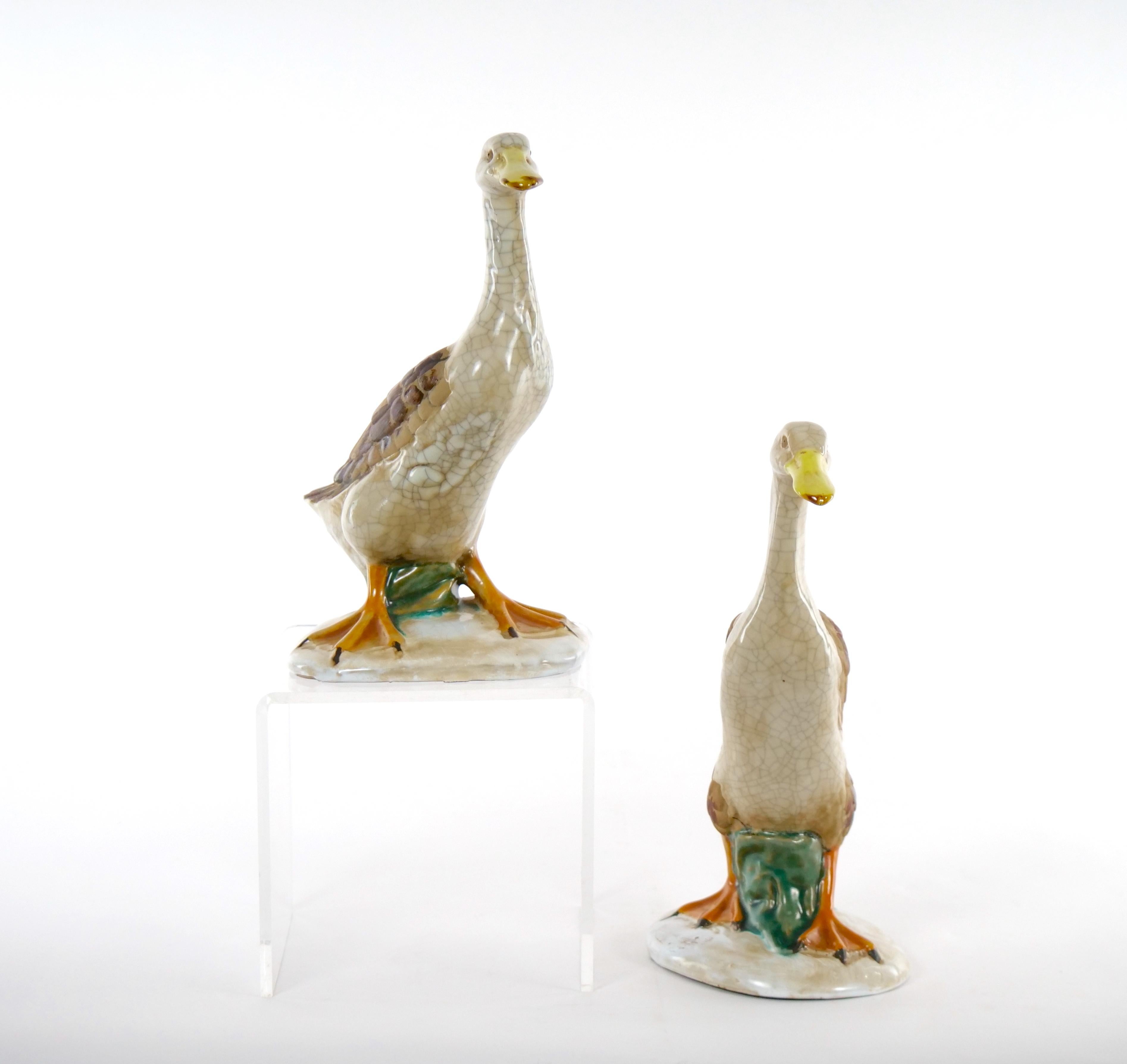 Anglais Grande paire de statues de canards en porcelaine anglaise émaillée / terre cuite en vente