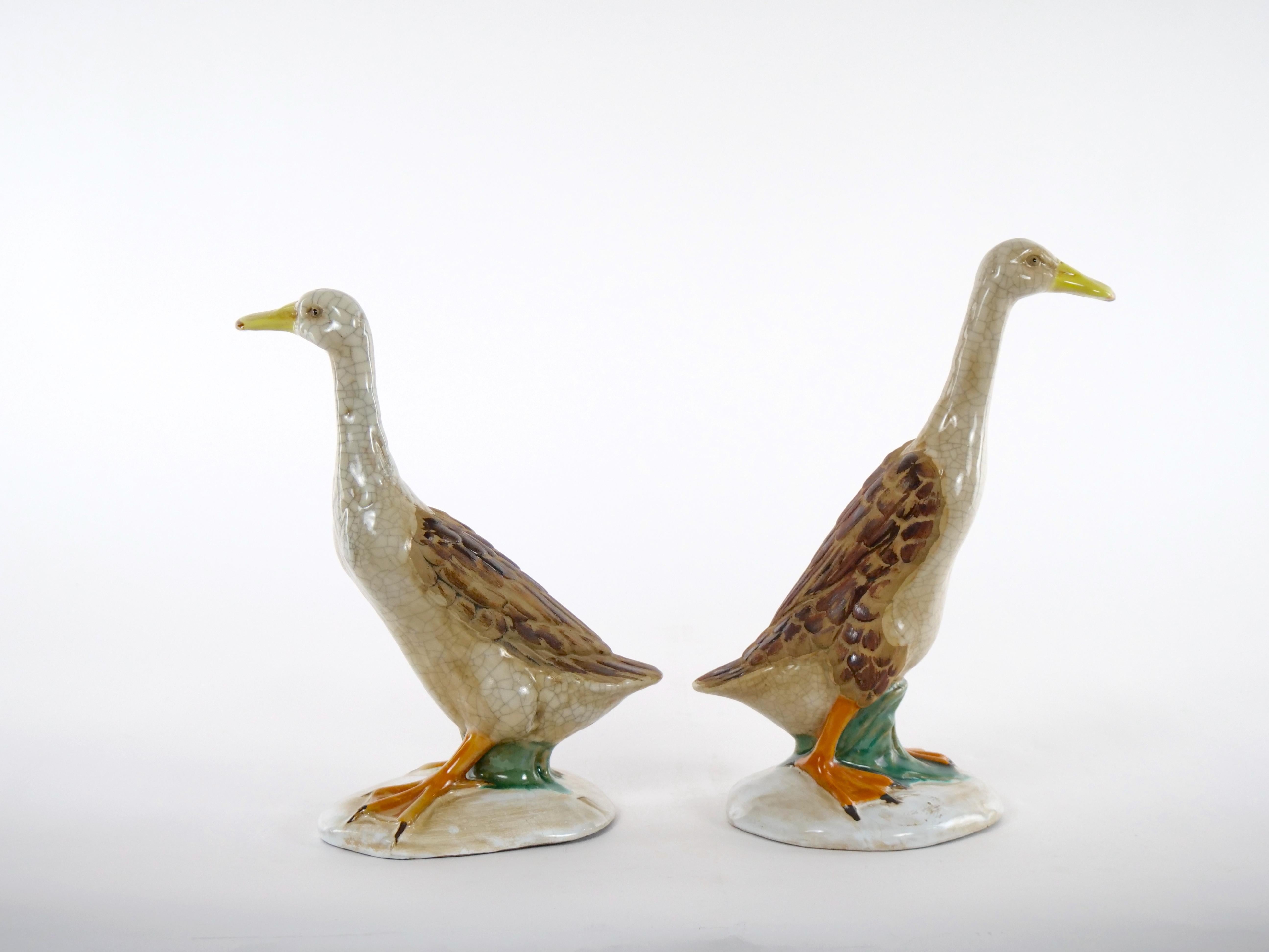 Vernissé Grande paire de statues de canards en porcelaine anglaise émaillée / terre cuite en vente