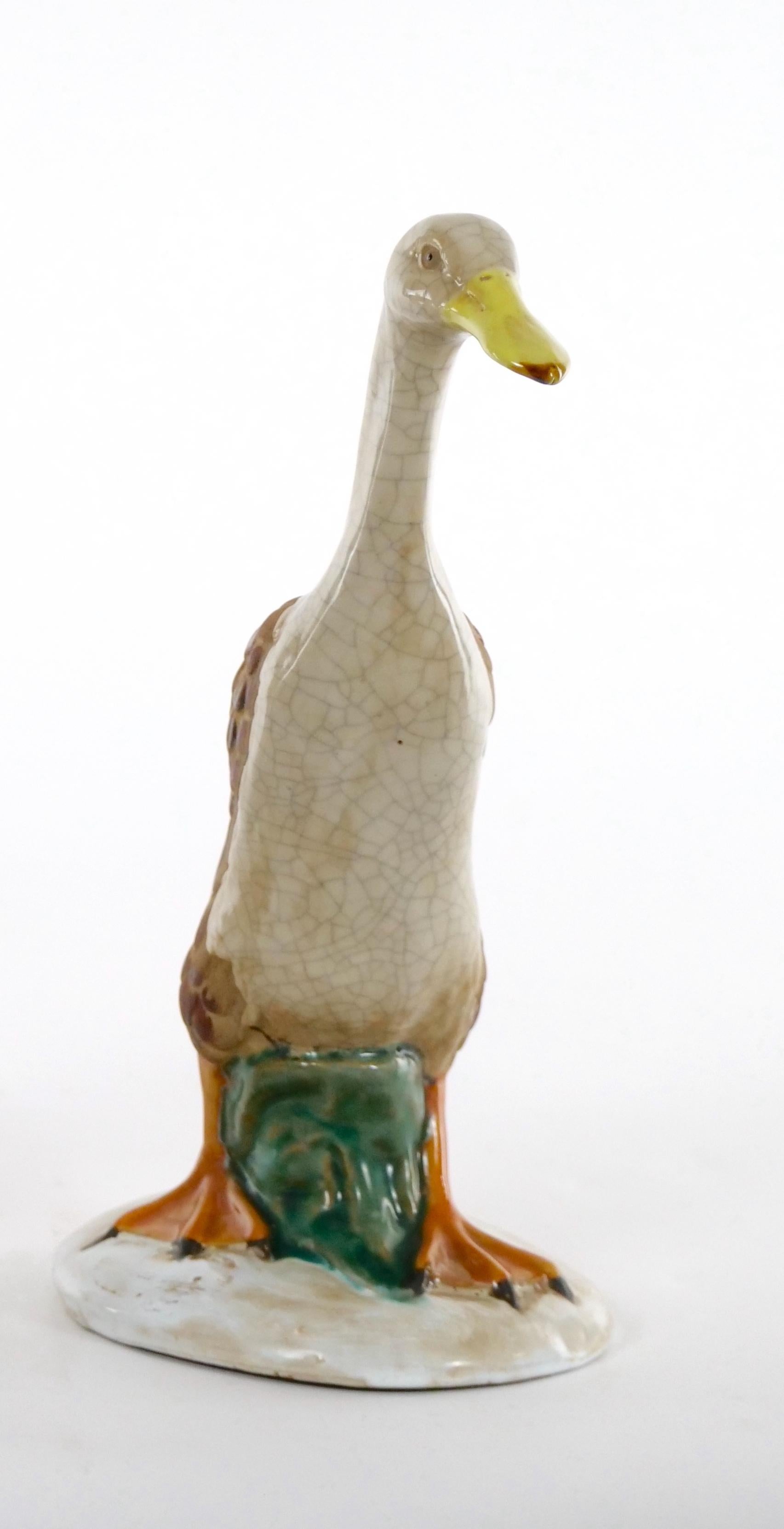 20ième siècle Grande paire de statues de canards en porcelaine anglaise émaillée / terre cuite en vente