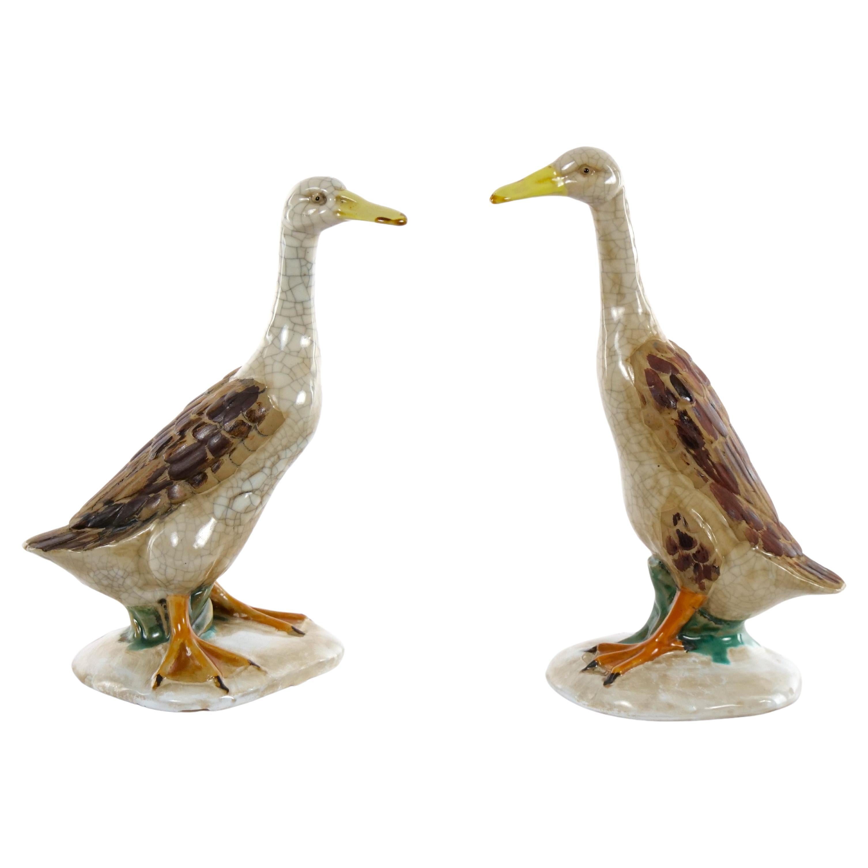 Grande paire de statues de canards en porcelaine anglaise émaillée / terre cuite