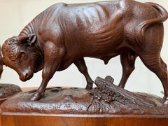 Großes Paar & feinste Qualität, antikes Nussbaumholz Schweizer Schwarzwälder Stier und Kuh