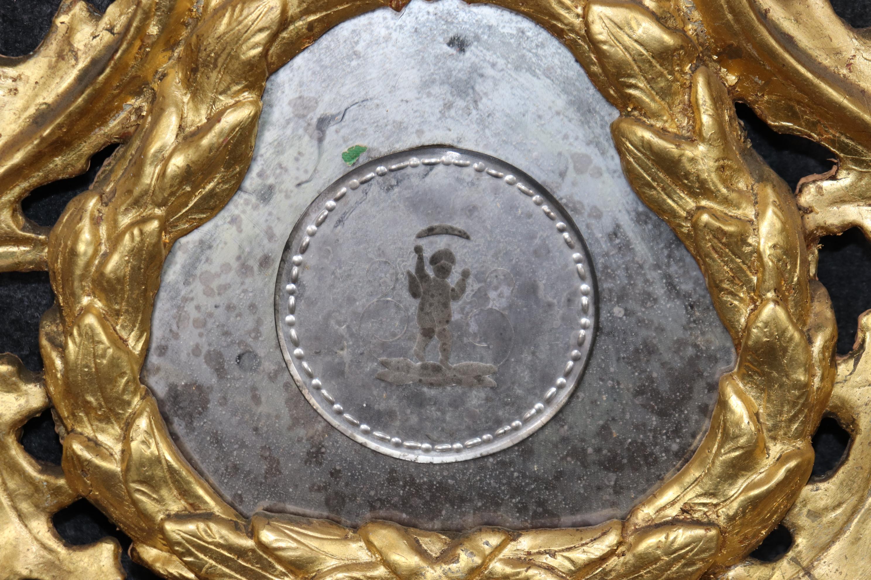 Gran pareja de espejos rococó dorados florentinos italianos con paneles de espejo grabados Mediados del siglo XIX en venta