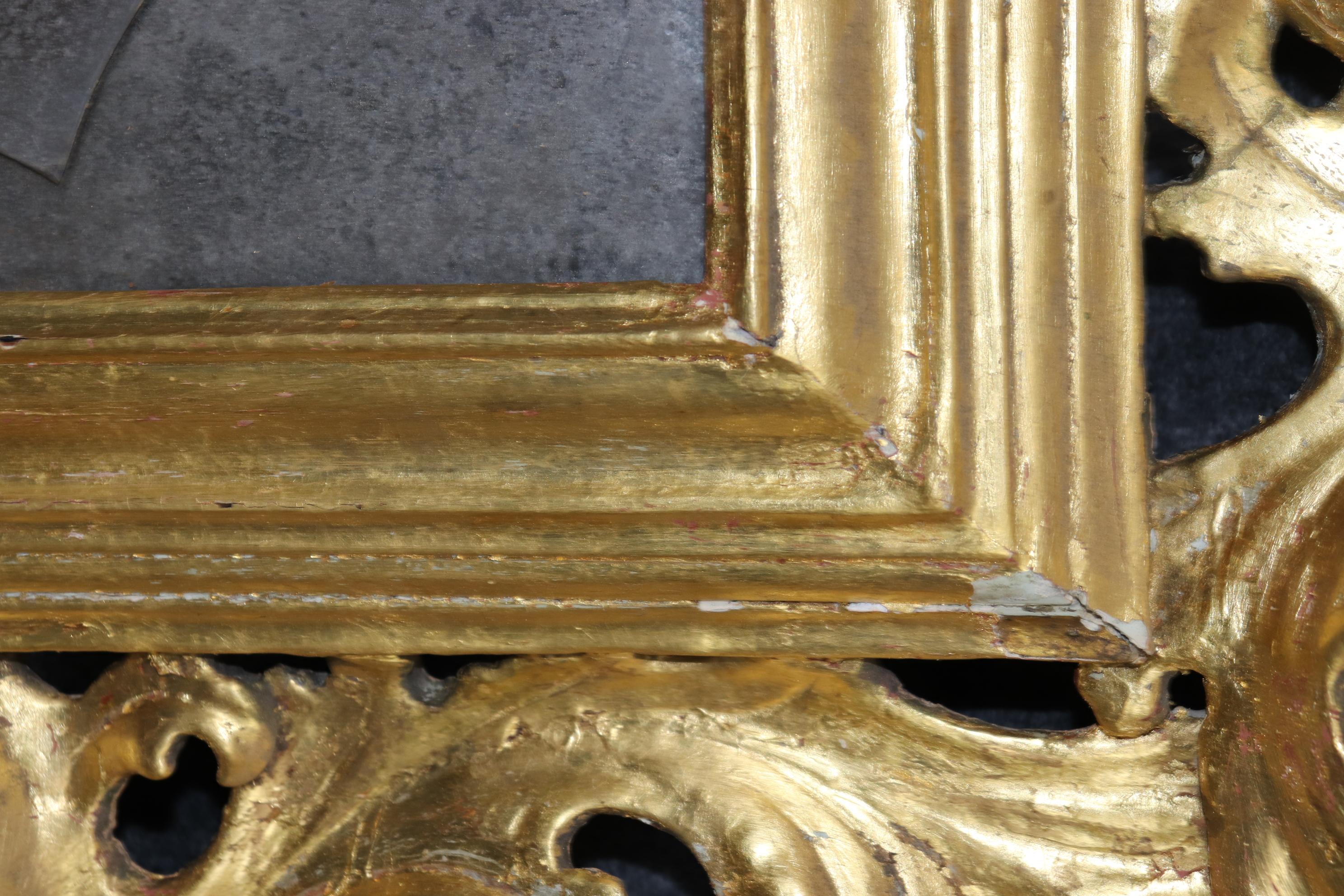 Gran pareja de espejos rococó dorados florentinos italianos con paneles de espejo grabados en venta 2