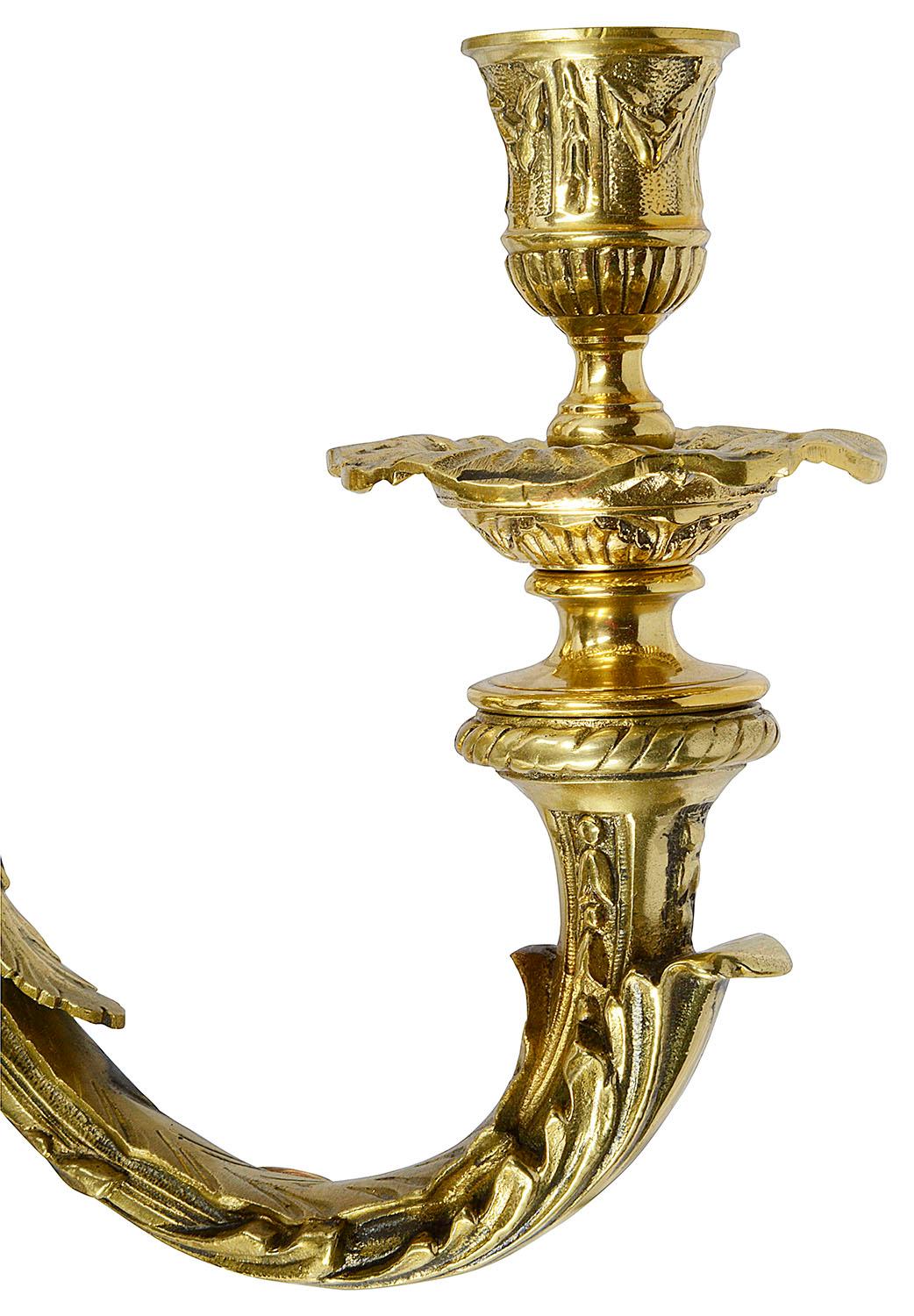 Großes Paar französischer Goldbronze-Wandleuchten aus dem 19. Jahrhundert (Poliert) im Angebot