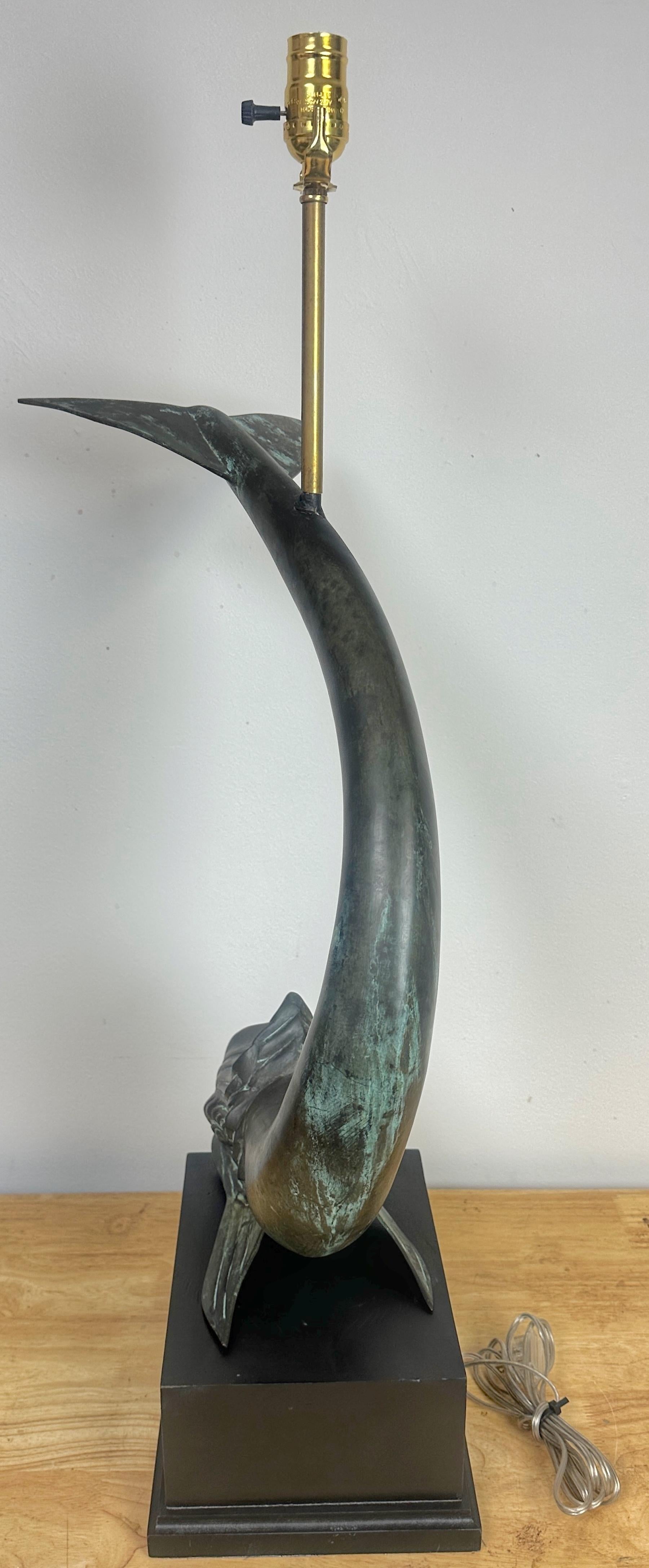 Grande paire de lampes françaises en bronze à motif de dauphins, style E. Guillemard en vente 2
