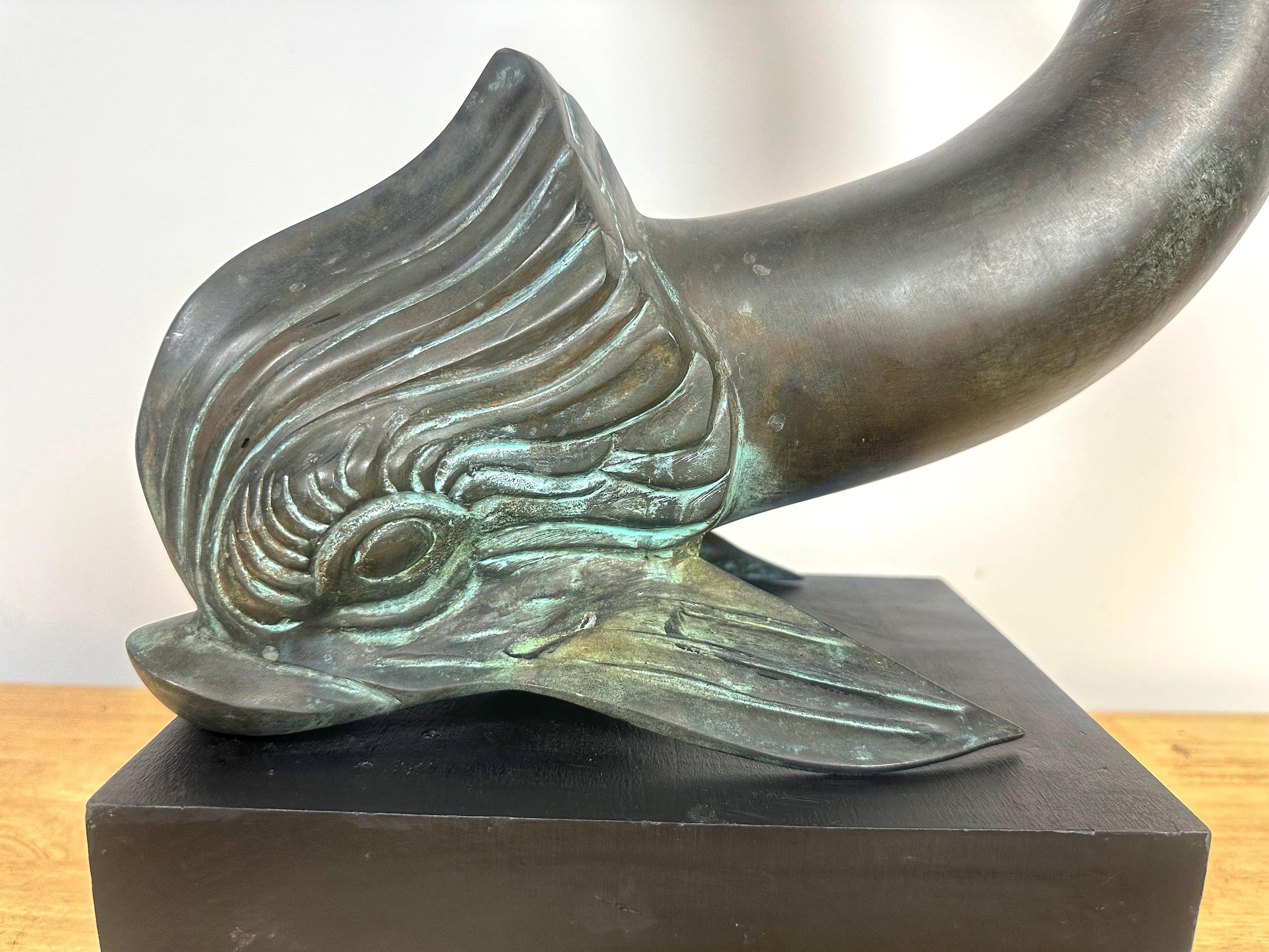 Grande paire de lampes françaises en bronze à motif de dauphins, style E. Guillemard en vente 3