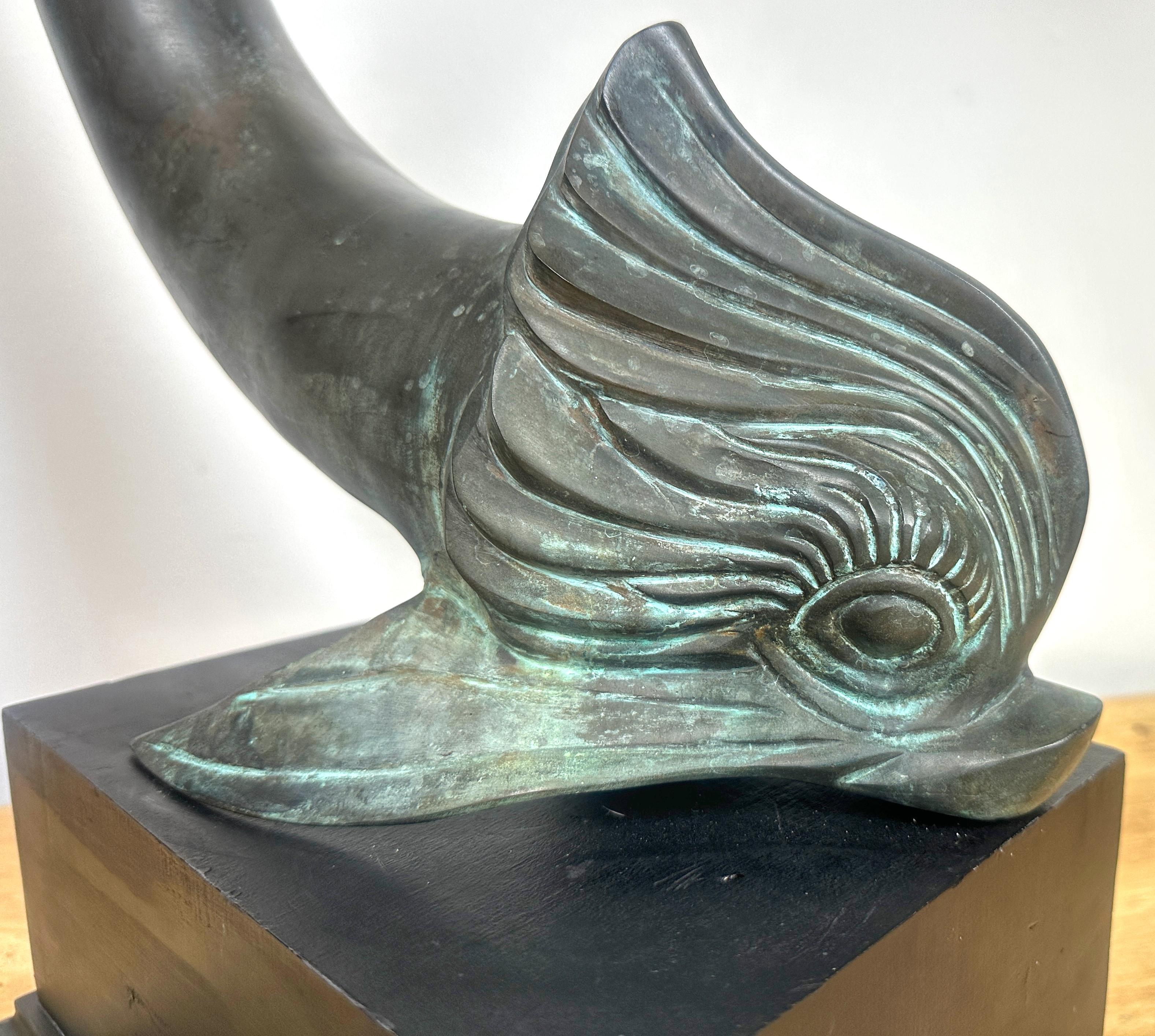 Grande paire de lampes françaises en bronze à motif de dauphins, style E. Guillemard en vente 4