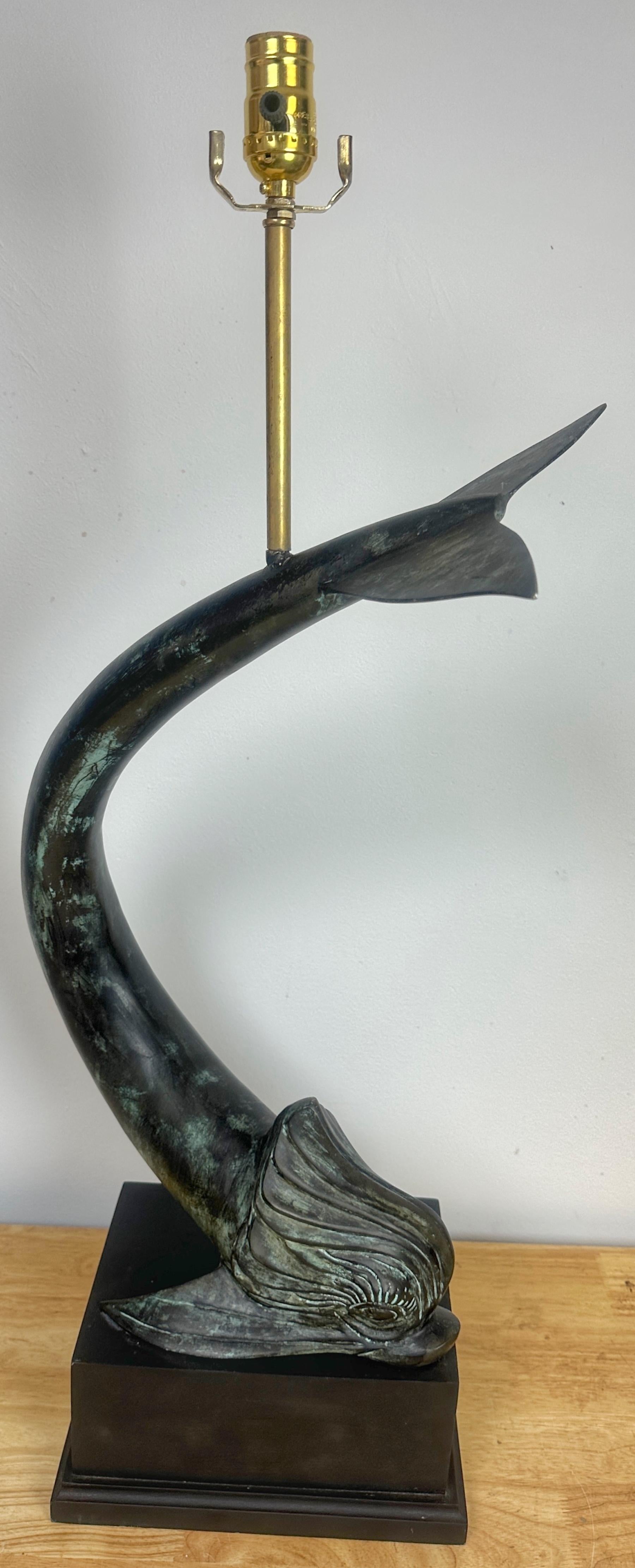 Grande paire de lampes françaises en bronze à motif de dauphins, style E. Guillemard en vente 5