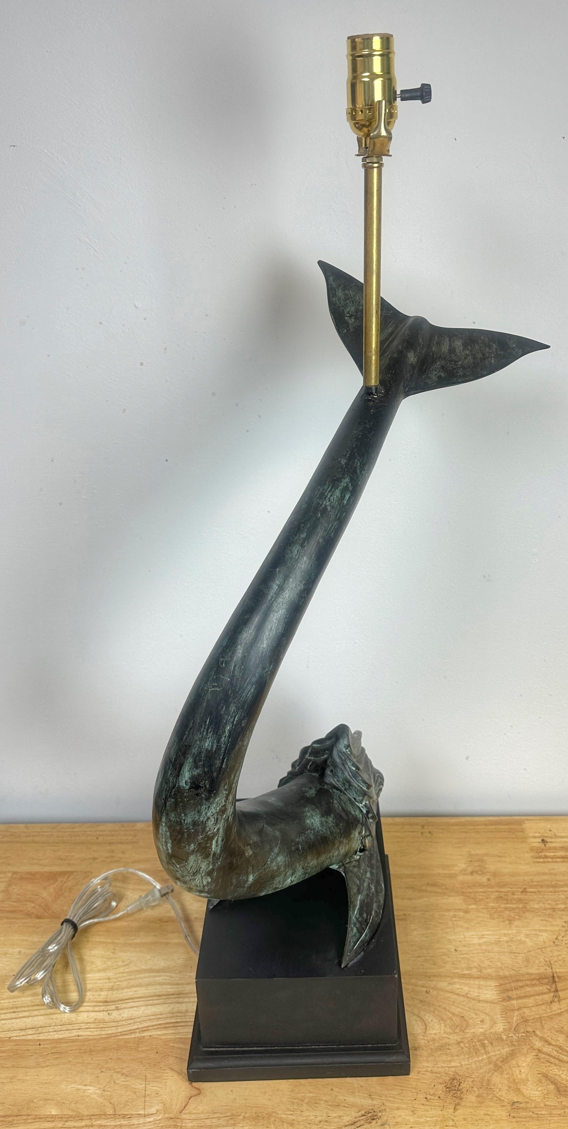 Grande paire de lampes françaises en bronze à motif de dauphins, style E. Guillemard en vente 6
