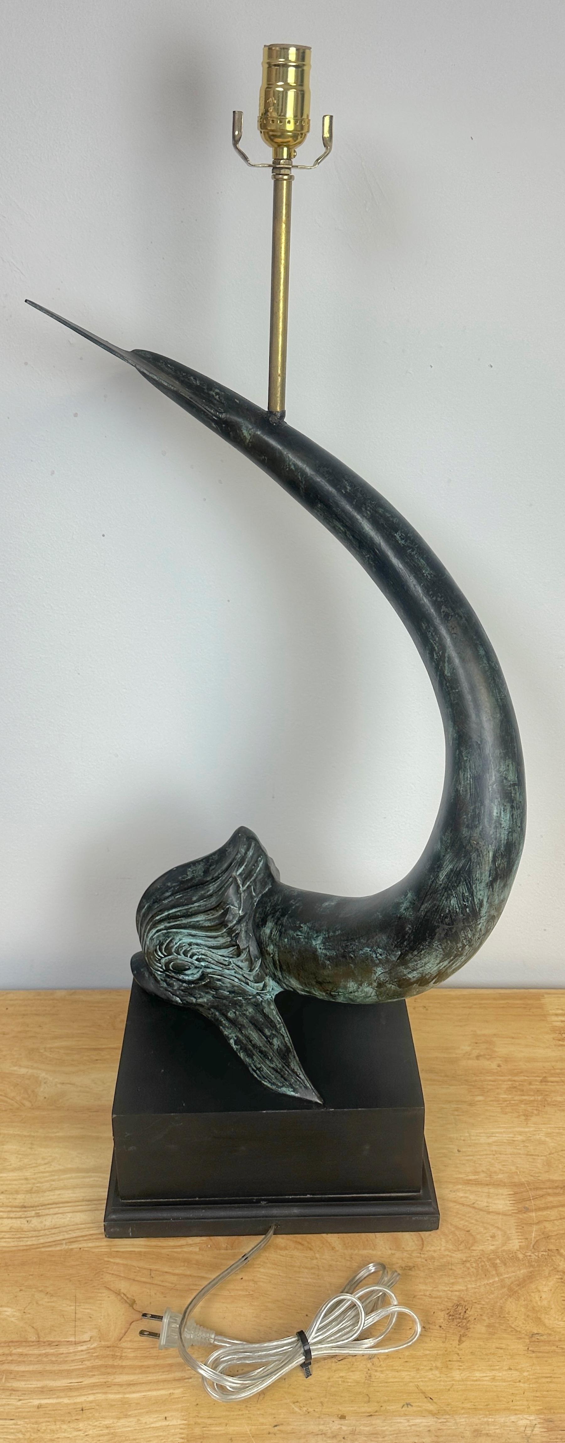 Grande paire de lampes françaises en bronze à motif de dauphins, style E. Guillemard en vente 7