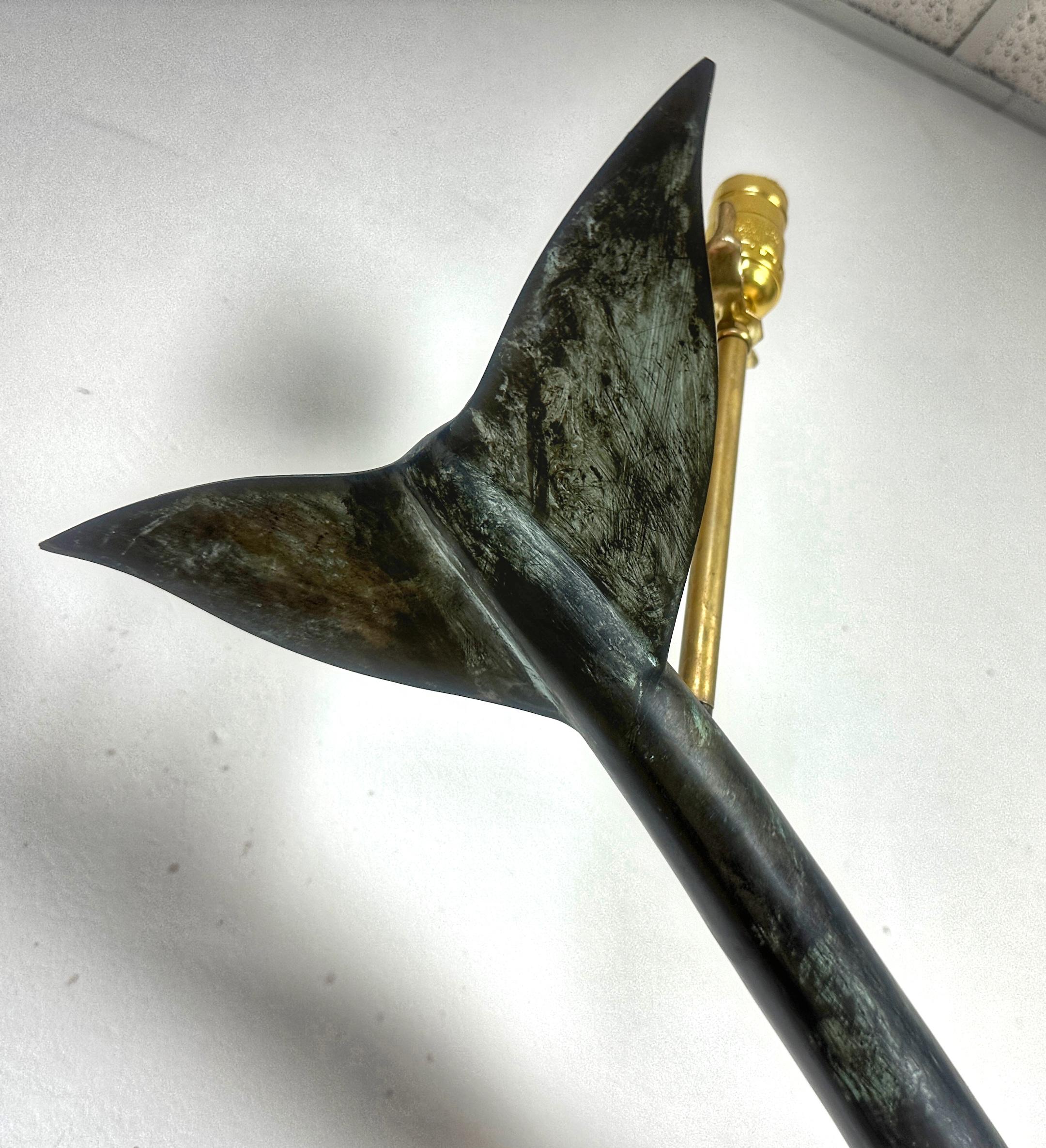 Grande paire de lampes françaises en bronze à motif de dauphins, style E. Guillemard en vente 9