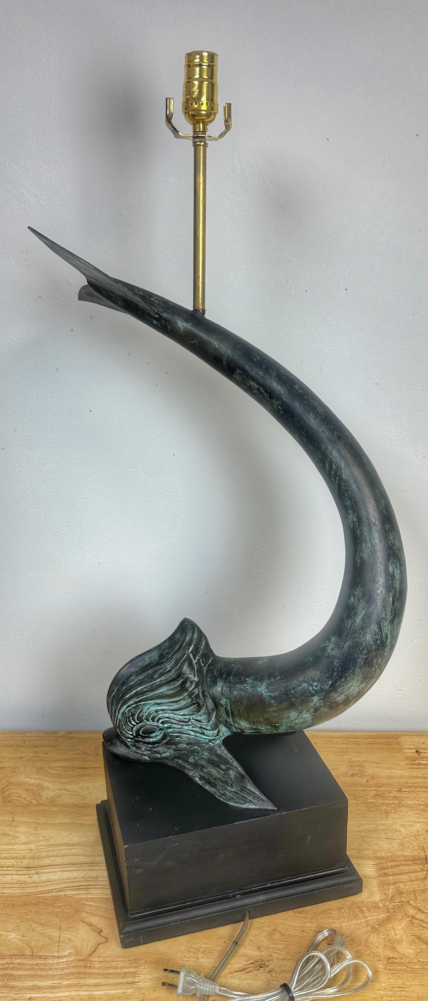 Grande paire de lampes françaises en bronze à motif de dauphins, style E. Guillemard en vente 11