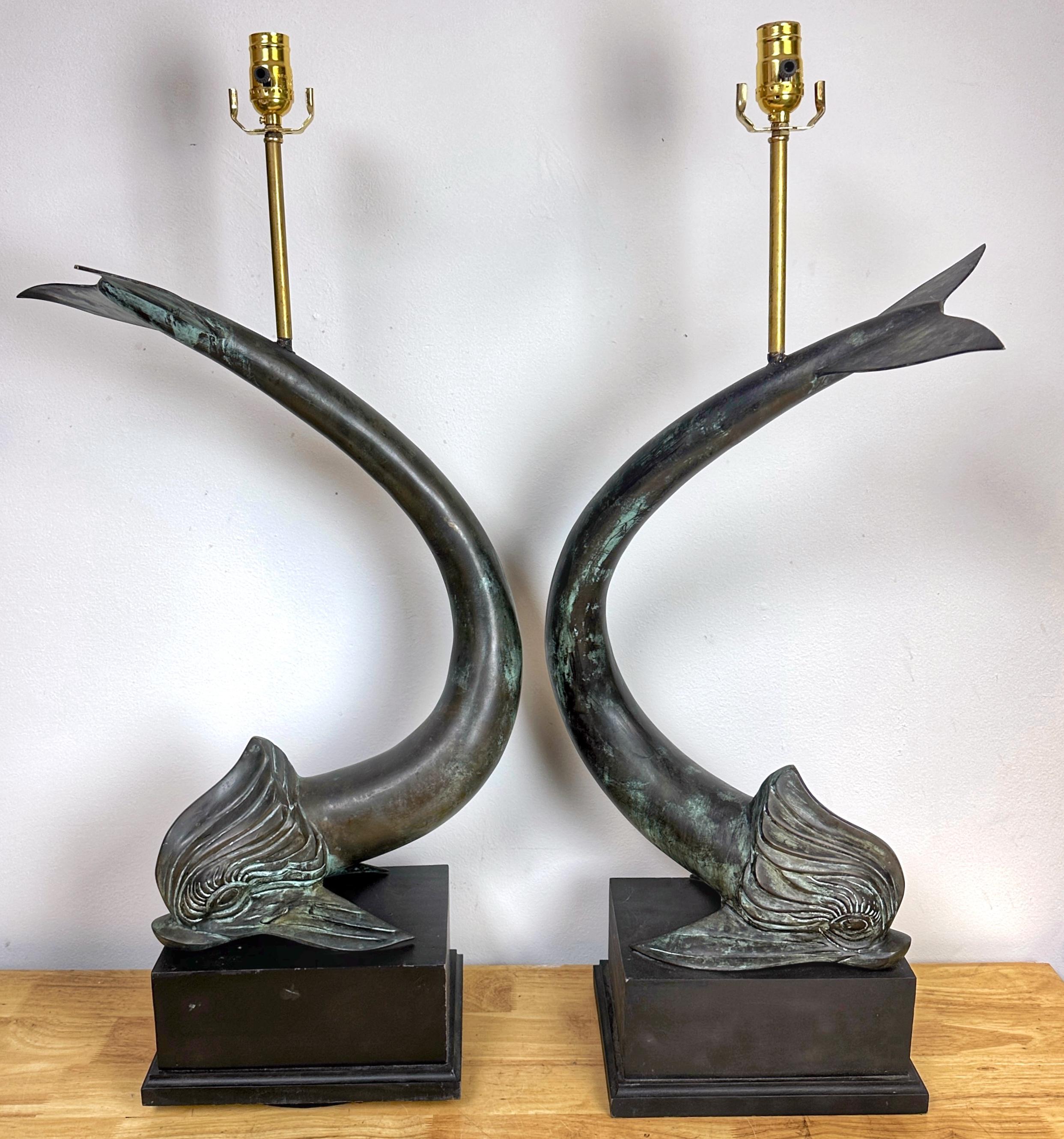 Grande paire de lampes en bronze néoclassique à motif de dauphin stylisé 

France, Circa 1960

Paire de lampes en bronze néoclassique à motif de dauphin stylisé, fabriquées en France vers les années 1960. Ces lampes élégantes et substantielles