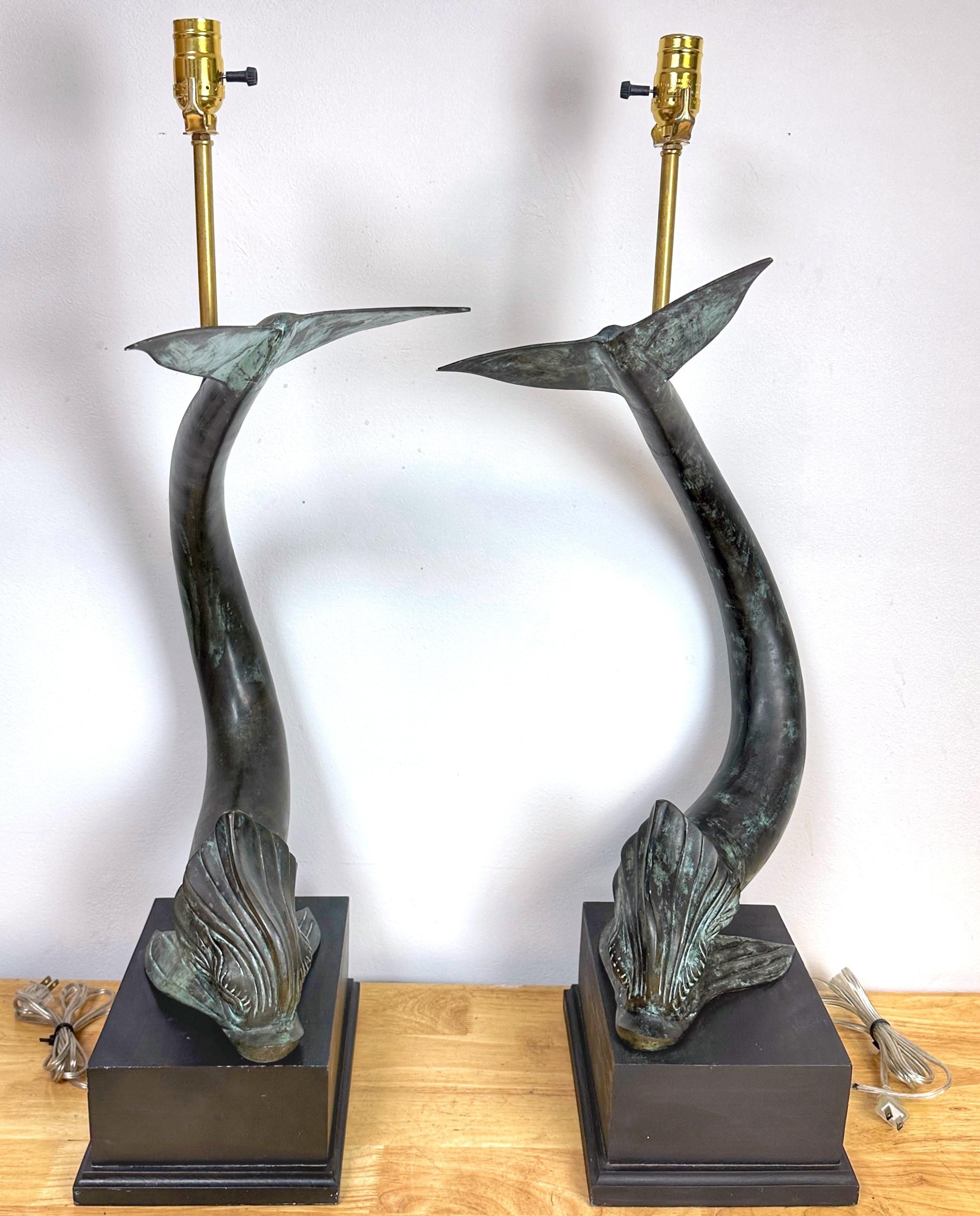 Néoclassique Grande paire de lampes françaises en bronze à motif de dauphins, style E. Guillemard en vente