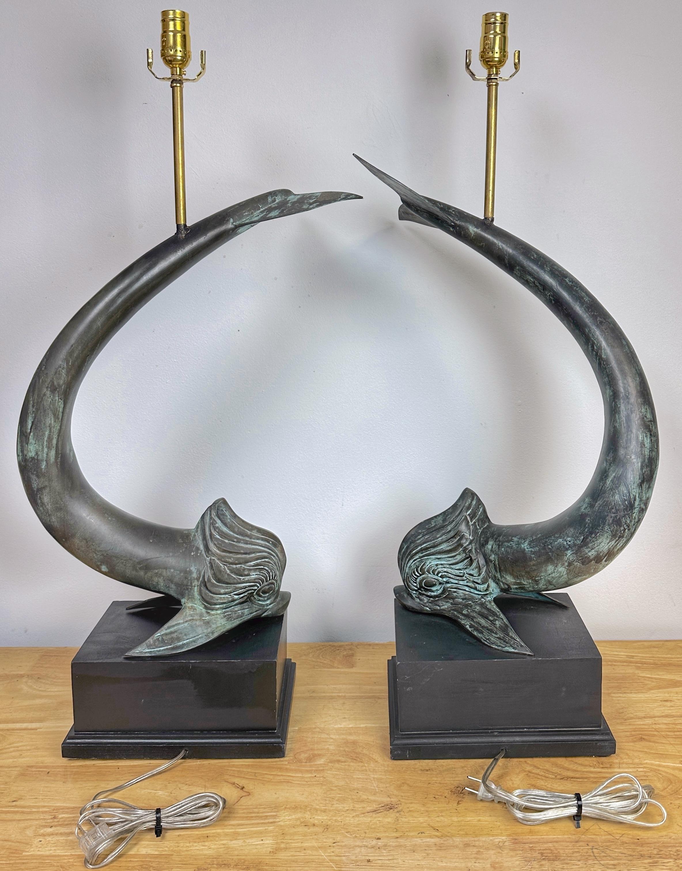 Français Grande paire de lampes françaises en bronze à motif de dauphins, style E. Guillemard en vente