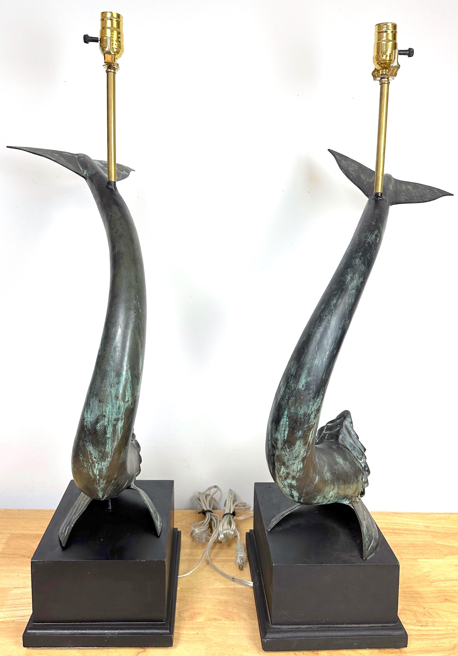 Patiné Grande paire de lampes françaises en bronze à motif de dauphins, style E. Guillemard en vente
