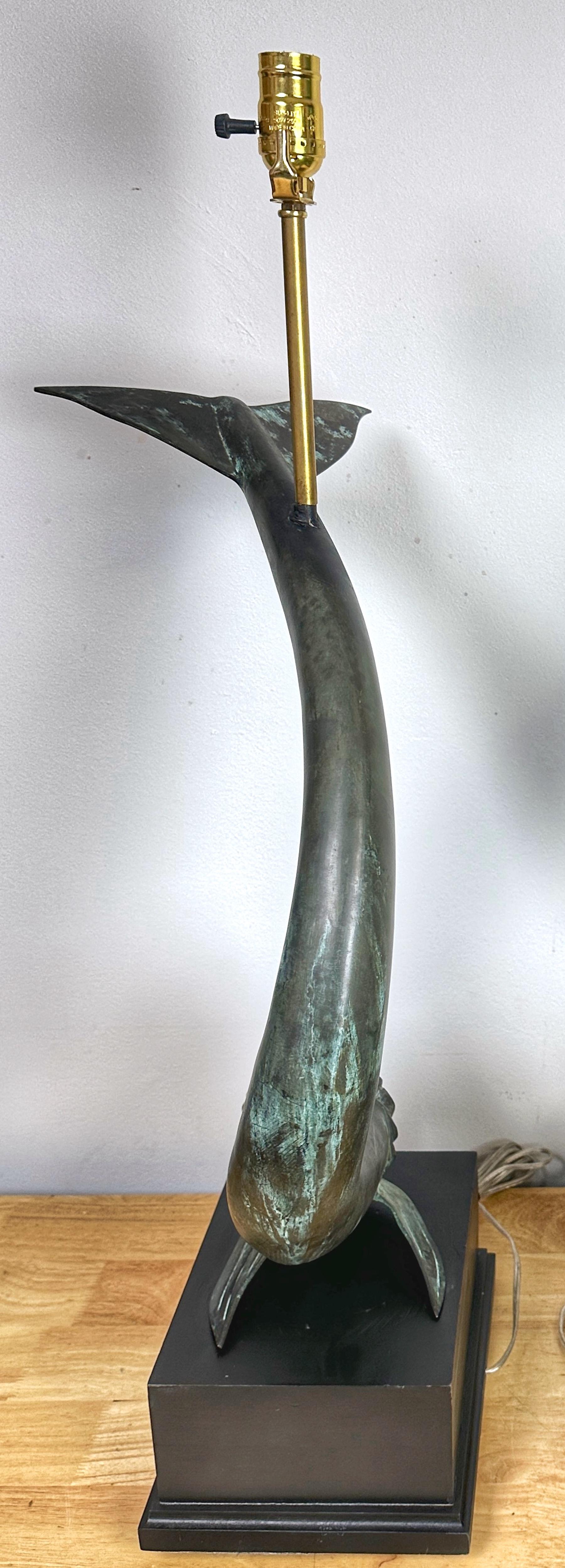 Grande paire de lampes françaises en bronze à motif de dauphins, style E. Guillemard Bon état - En vente à West Palm Beach, FL