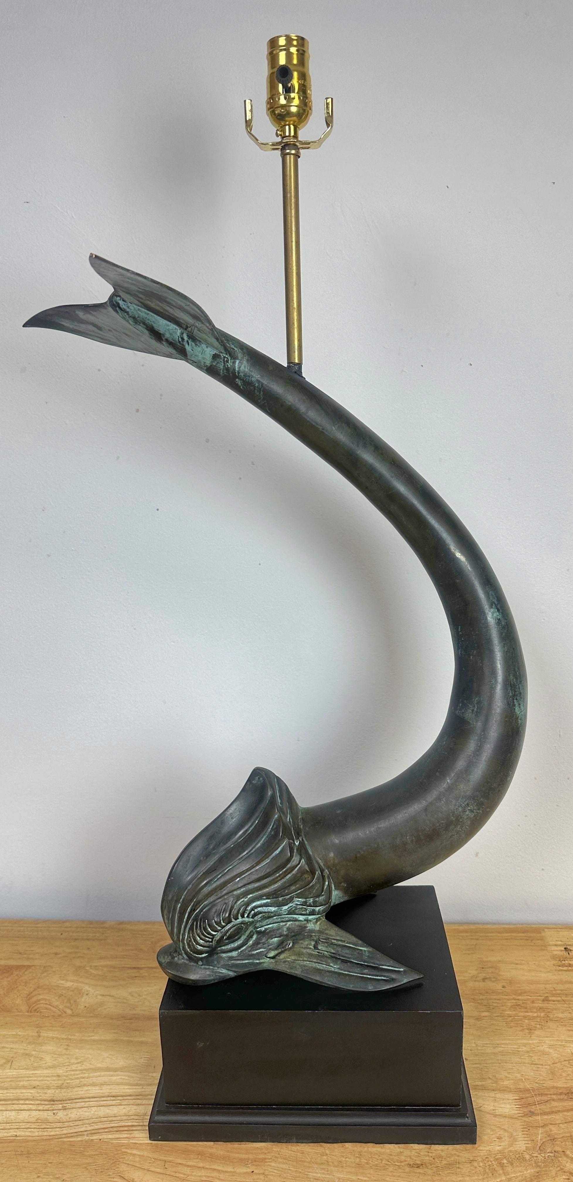 20ième siècle Grande paire de lampes françaises en bronze à motif de dauphins, style E. Guillemard en vente