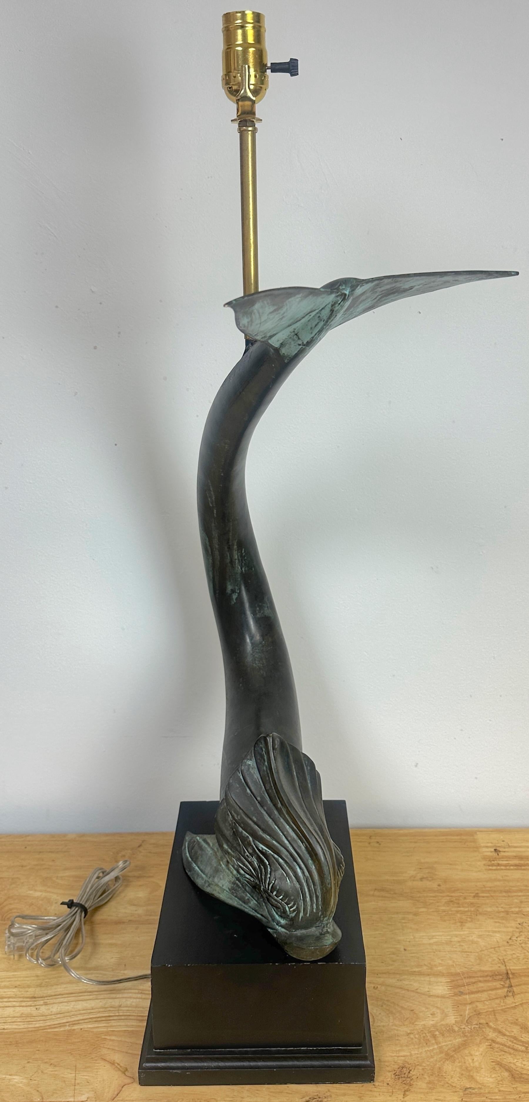Laiton Grande paire de lampes françaises en bronze à motif de dauphins, style E. Guillemard en vente