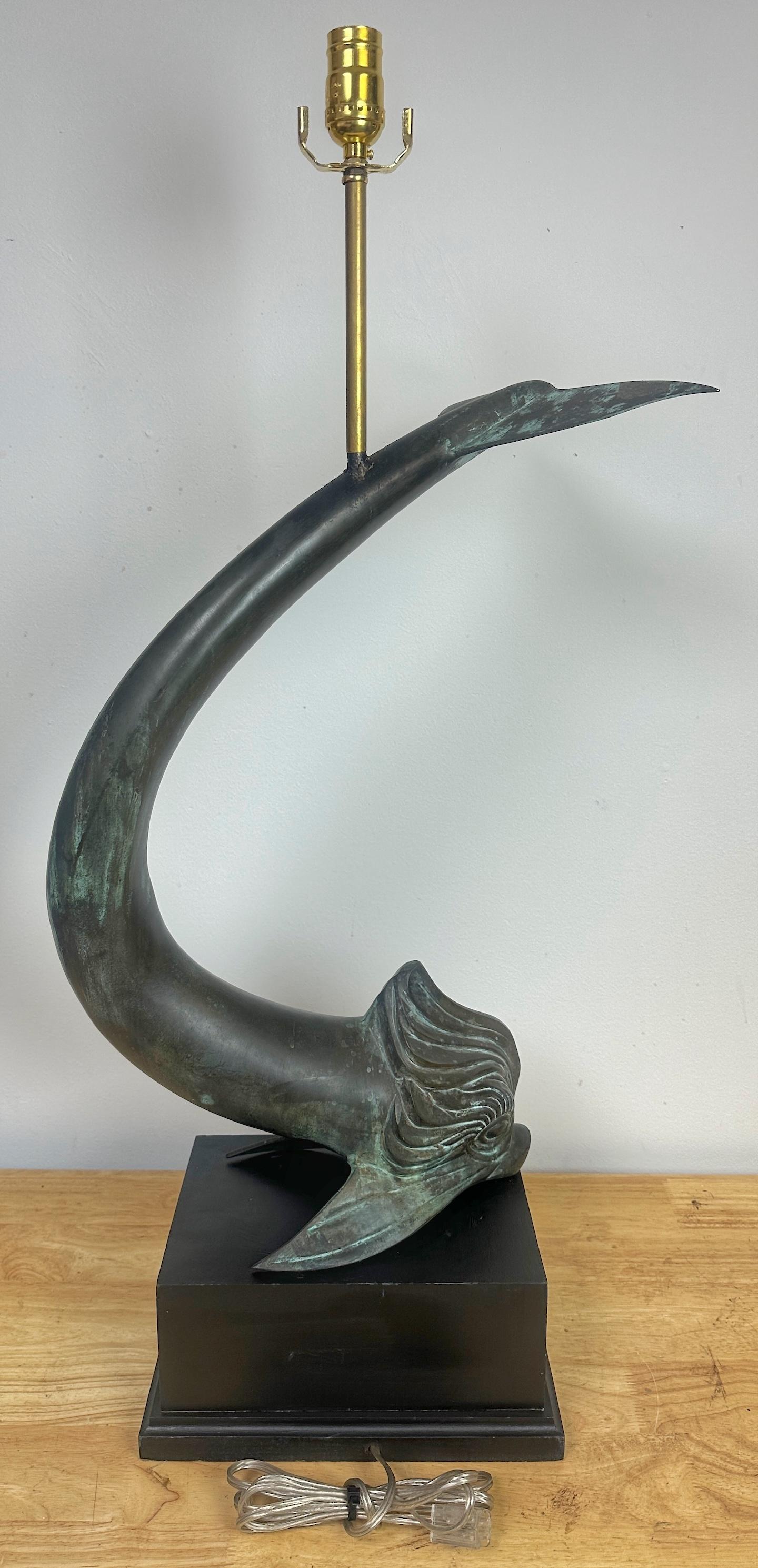 Grande paire de lampes françaises en bronze à motif de dauphins, style E. Guillemard en vente 1