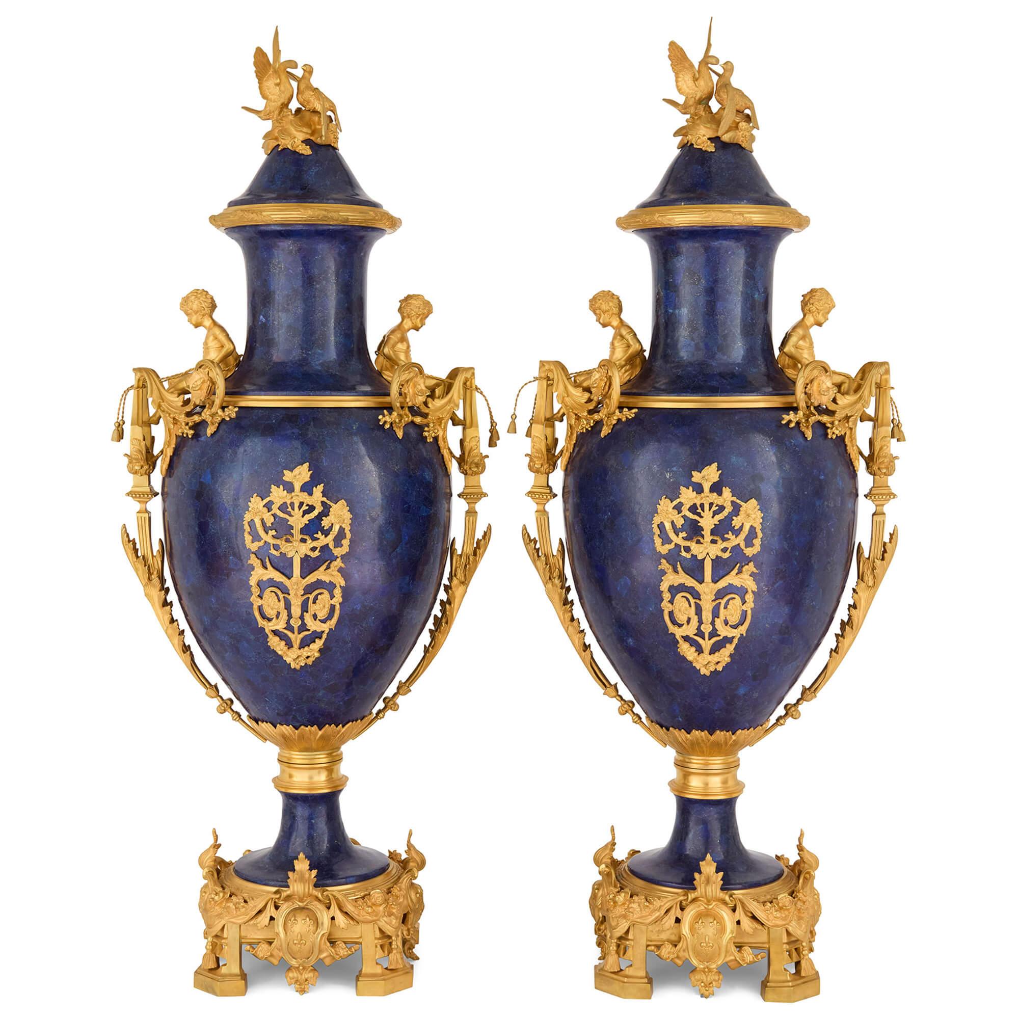 Grande coppia di vasi francesi in stile neoclassico in oro e Lapislazzuli blu
Francese, XX secolo 
Altezza 145cm, larghezza 60cm, profondità 45cm

Esempio di design neoclassico francese del XX secolo, questa coppia di grandi vasi è realizzata in