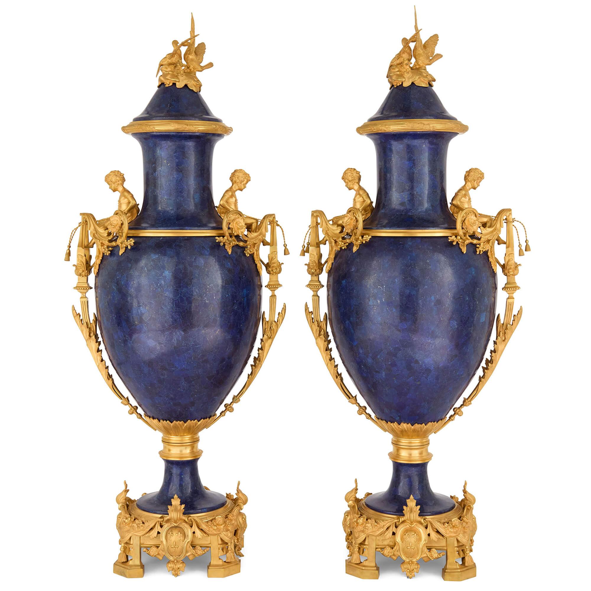 Neoclassico Grande coppia di vasi francesi in stile neoclassico in oro e Lapislazzuli blu in vendita