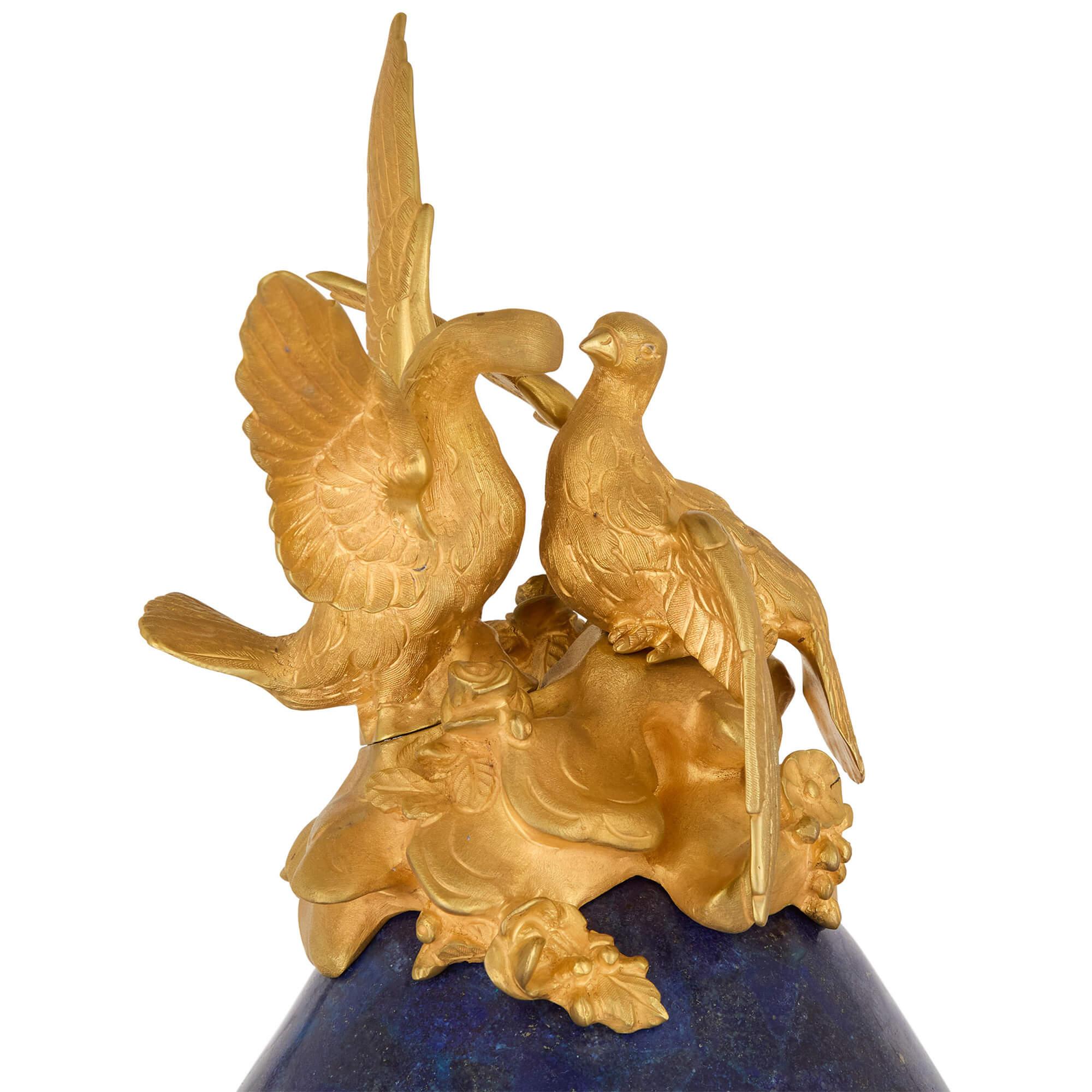 Francese Grande coppia di vasi francesi in stile neoclassico in oro e Lapislazzuli blu in vendita