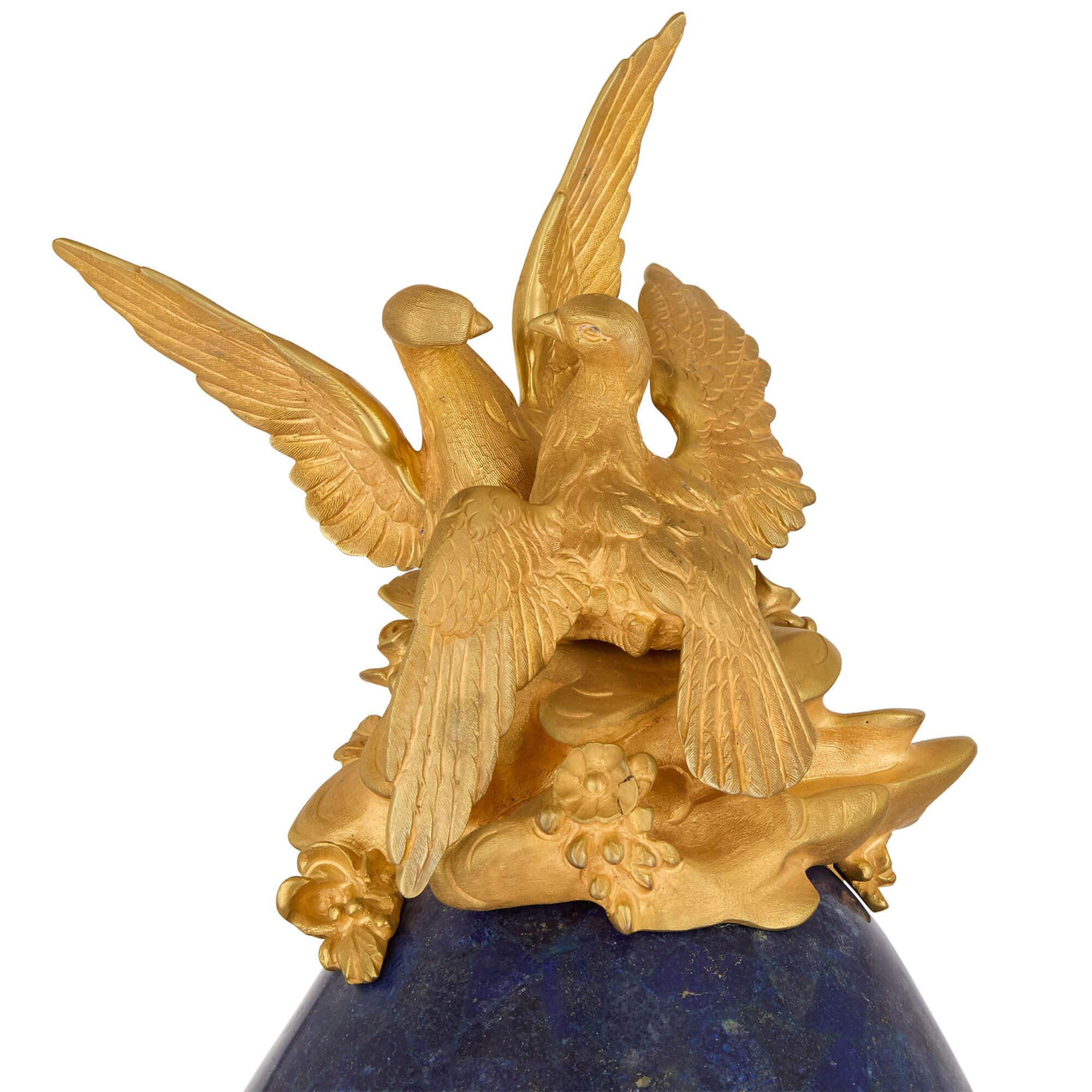 Dorato Grande coppia di vasi francesi in stile neoclassico in oro e Lapislazzuli blu in vendita