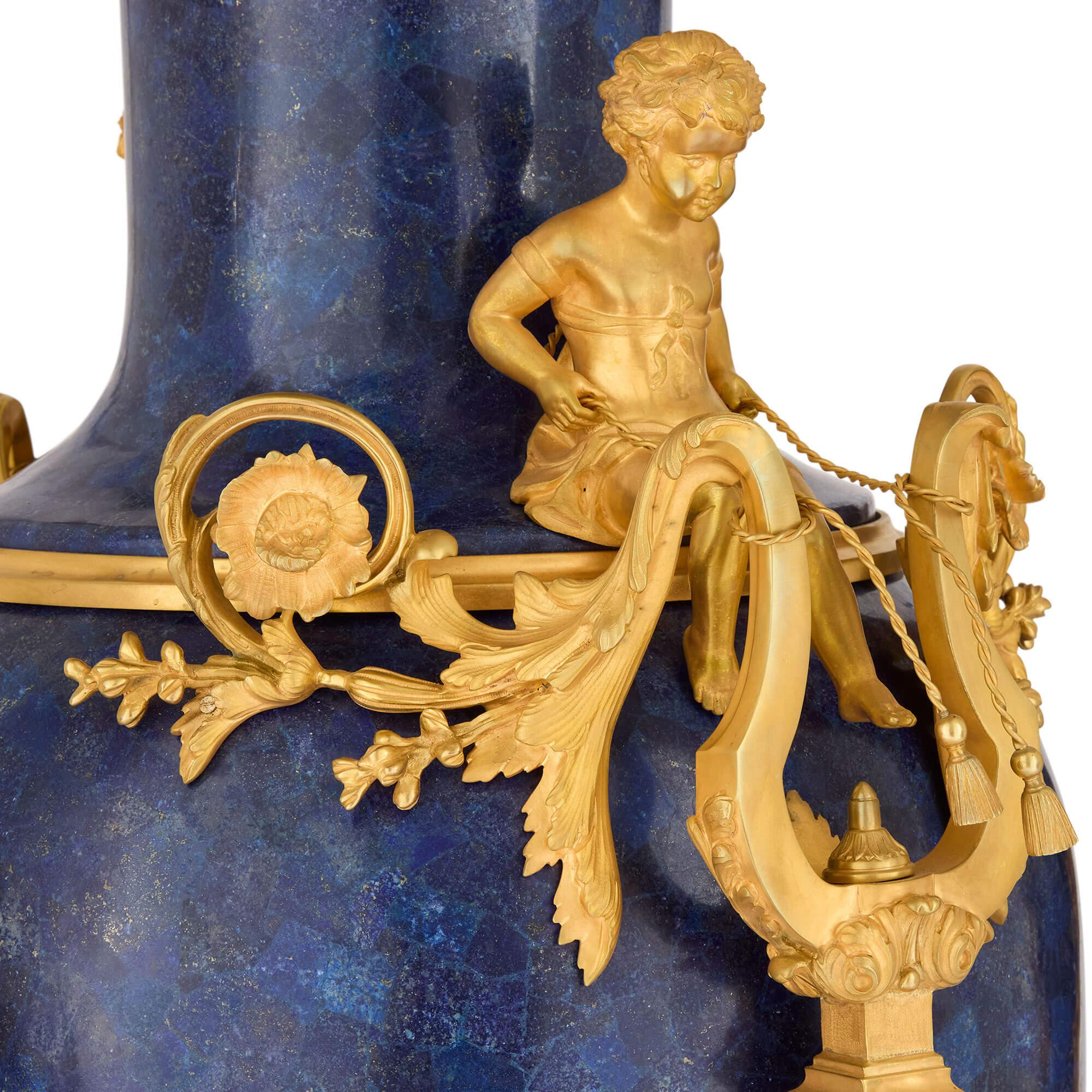 Grande coppia di vasi francesi in stile neoclassico in oro e Lapislazzuli blu In condizioni buone in vendita a London, GB