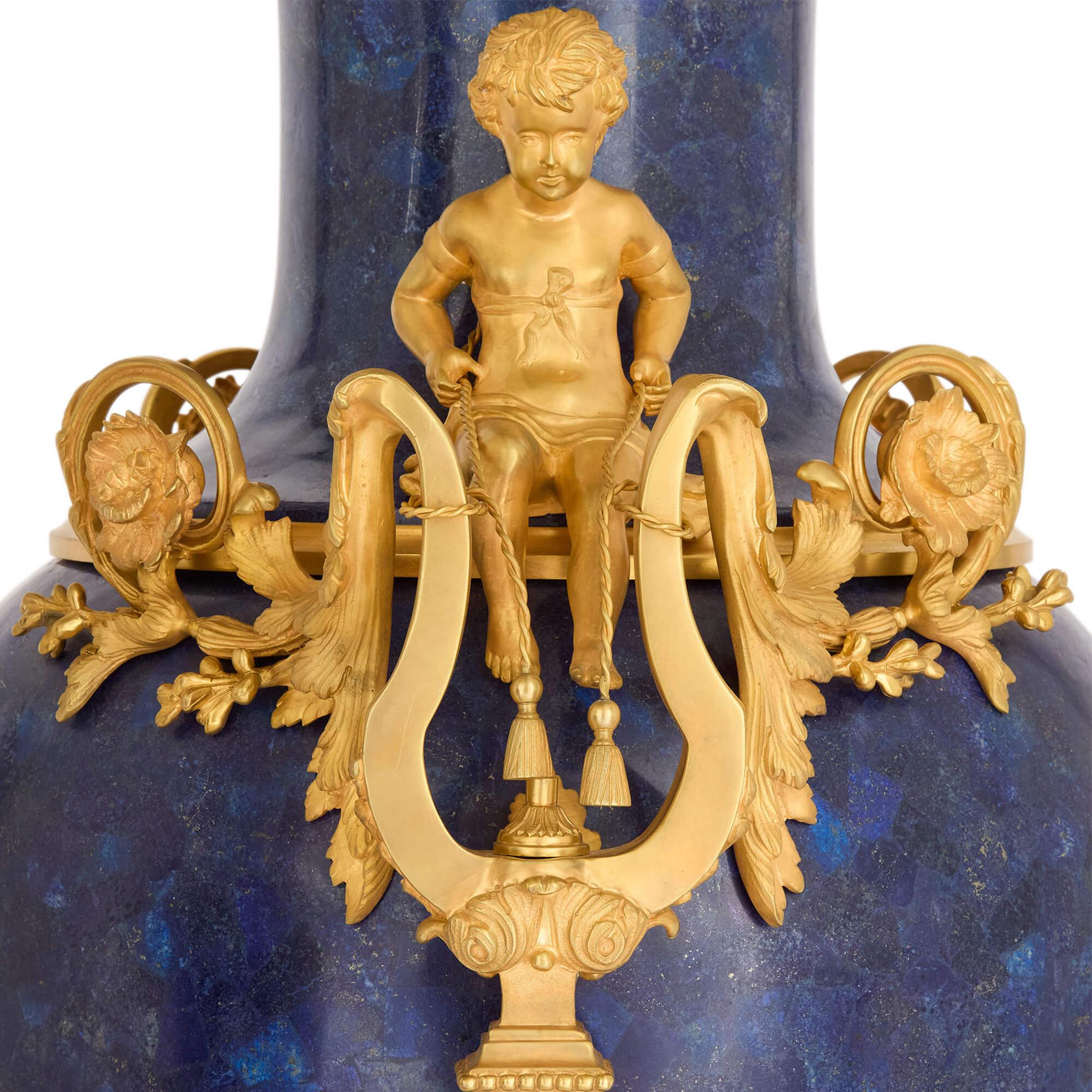 XX secolo Grande coppia di vasi francesi in stile neoclassico in oro e Lapislazzuli blu in vendita