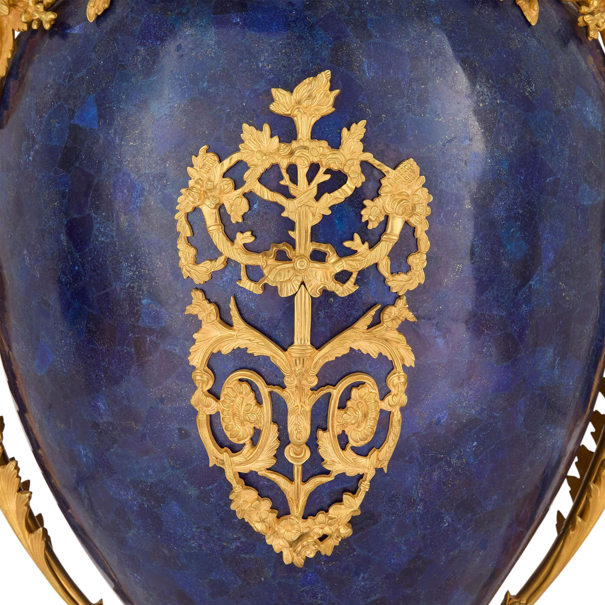 Grande coppia di vasi francesi in stile neoclassico in oro e Lapislazzuli blu in vendita 1