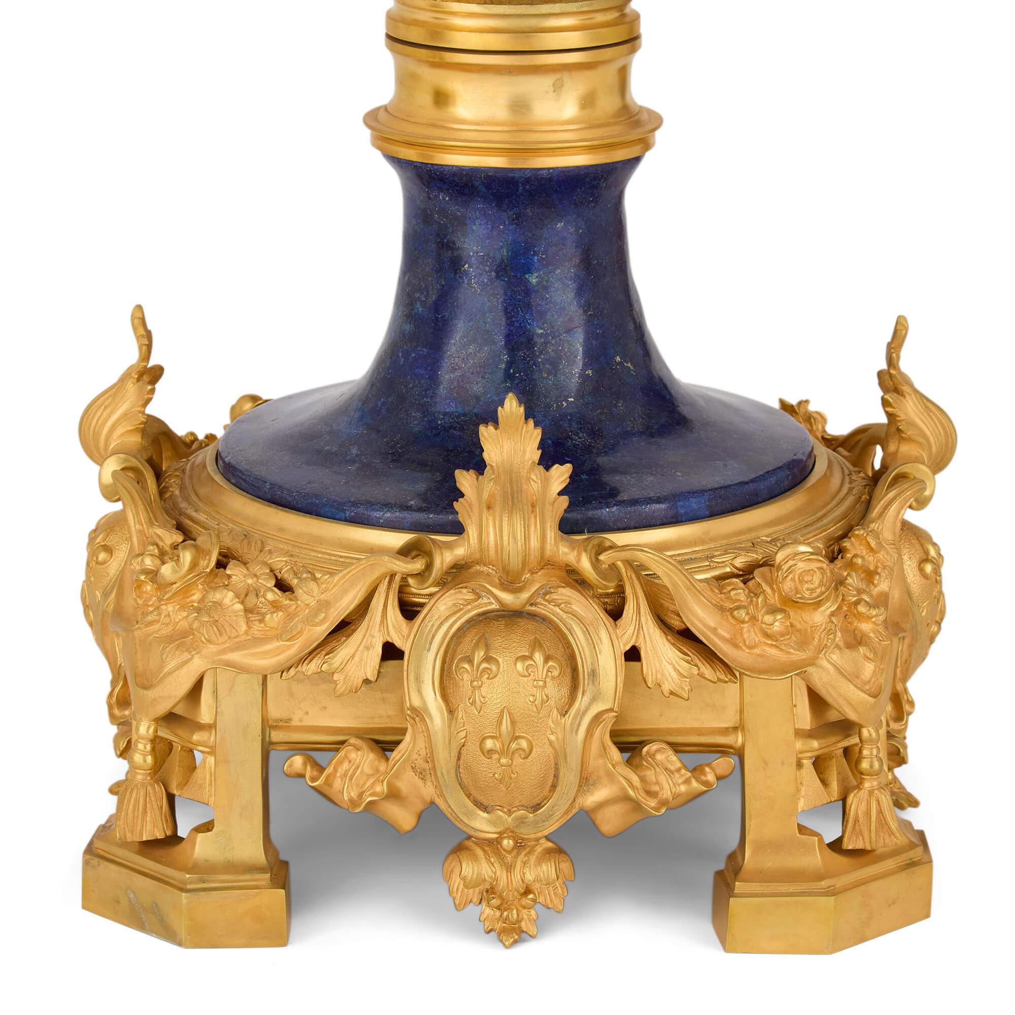 Grande coppia di vasi francesi in stile neoclassico in oro e Lapislazzuli blu in vendita 2