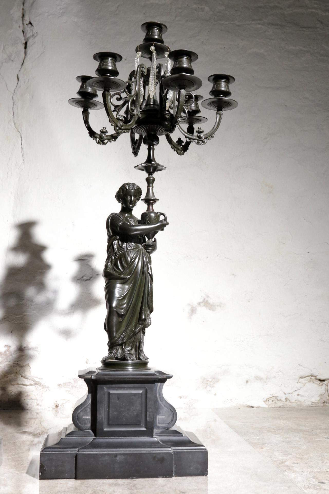 Neoclassico Grande coppia di candelabri figurativi francesi in bronzo patinato, XIX secolo in vendita