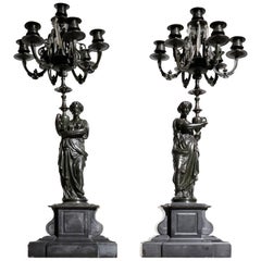 Grande coppia di candelabri figurativi francesi in bronzo patinato, XIX secolo