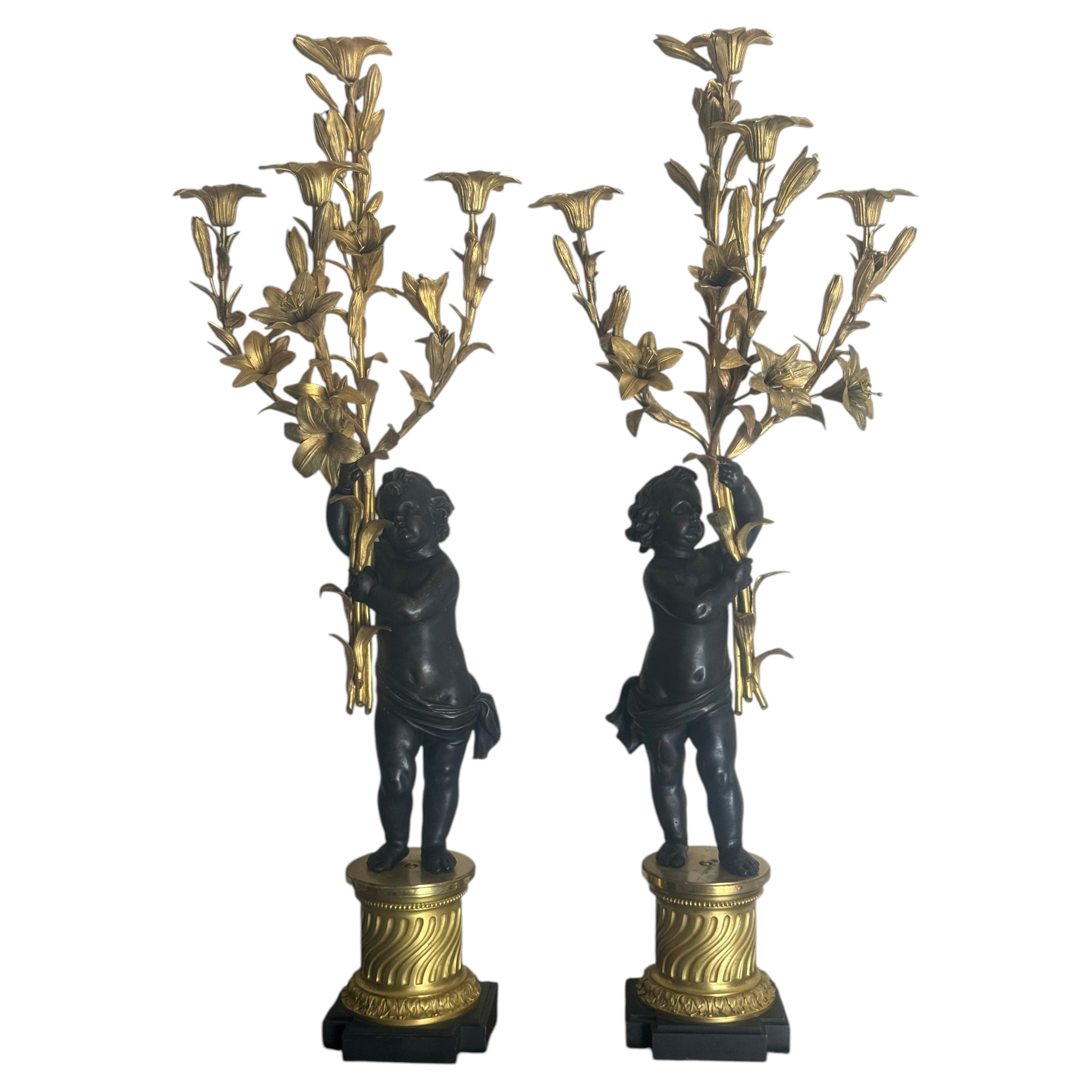 grande paire de candélabres chérubins dorés et patinés