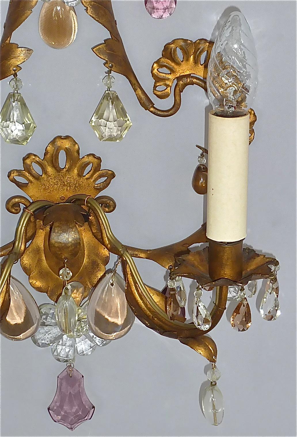 Großes Paar vergoldet Maison Baguès Stil Blume Blatt Wandleuchter Facettiert Kristallglas (Metall) im Angebot