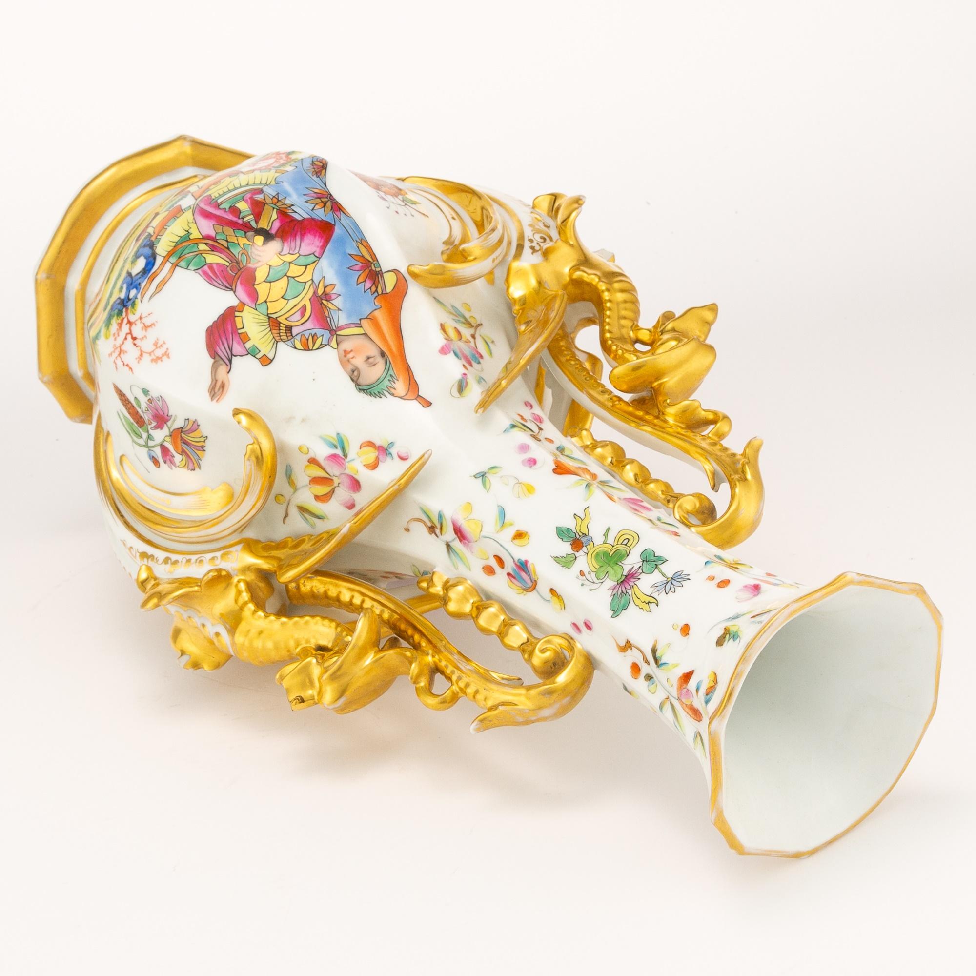 Français Grande paire de vases / pièces en porcelaine dorée / polychrome décorée à la main en vente