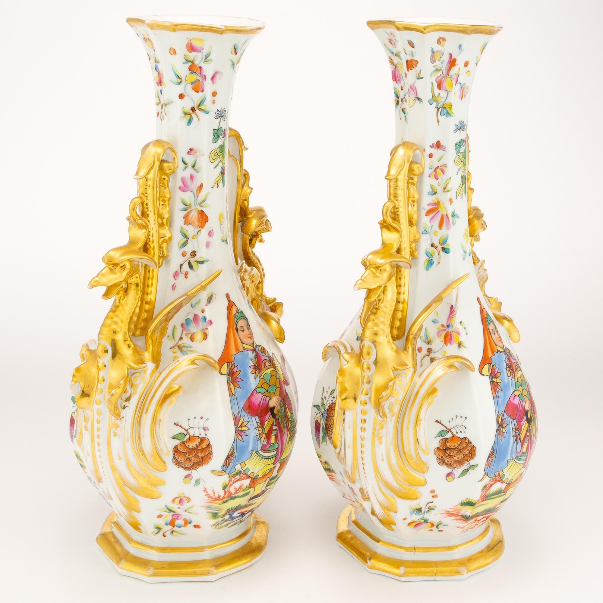 Doré Grande paire de vases / pièces en porcelaine dorée / polychrome décorée à la main en vente
