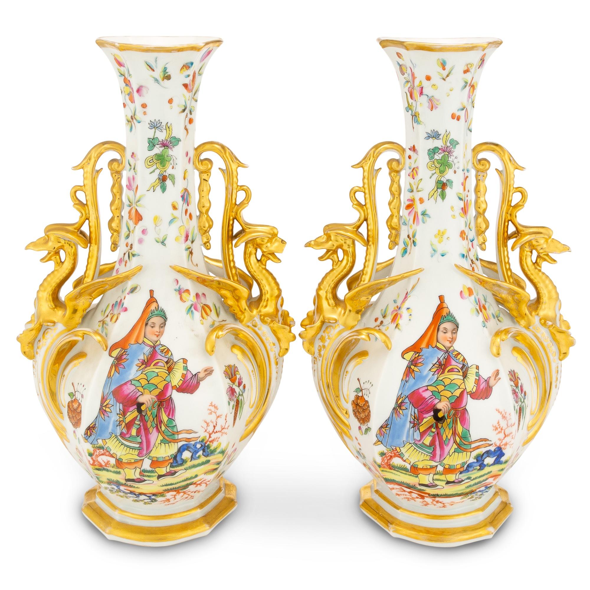 Grande paire de vases / pièces en porcelaine dorée / polychrome décorée à la main Bon état - En vente à Tarry Town, NY