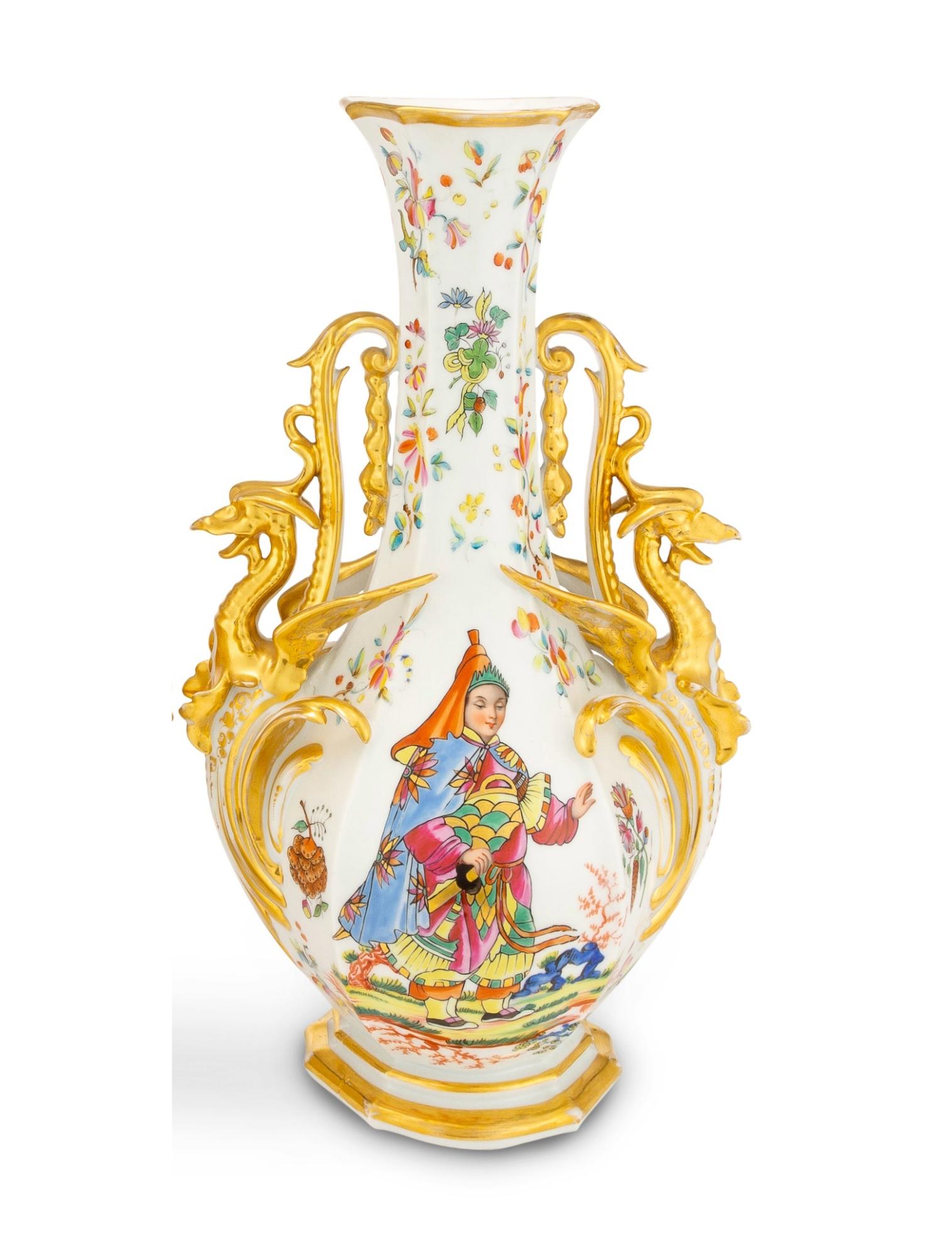 Großes Paar vergoldete / polychrome handverzierte Porzellanvasen / Pieces (19. Jahrhundert) im Angebot