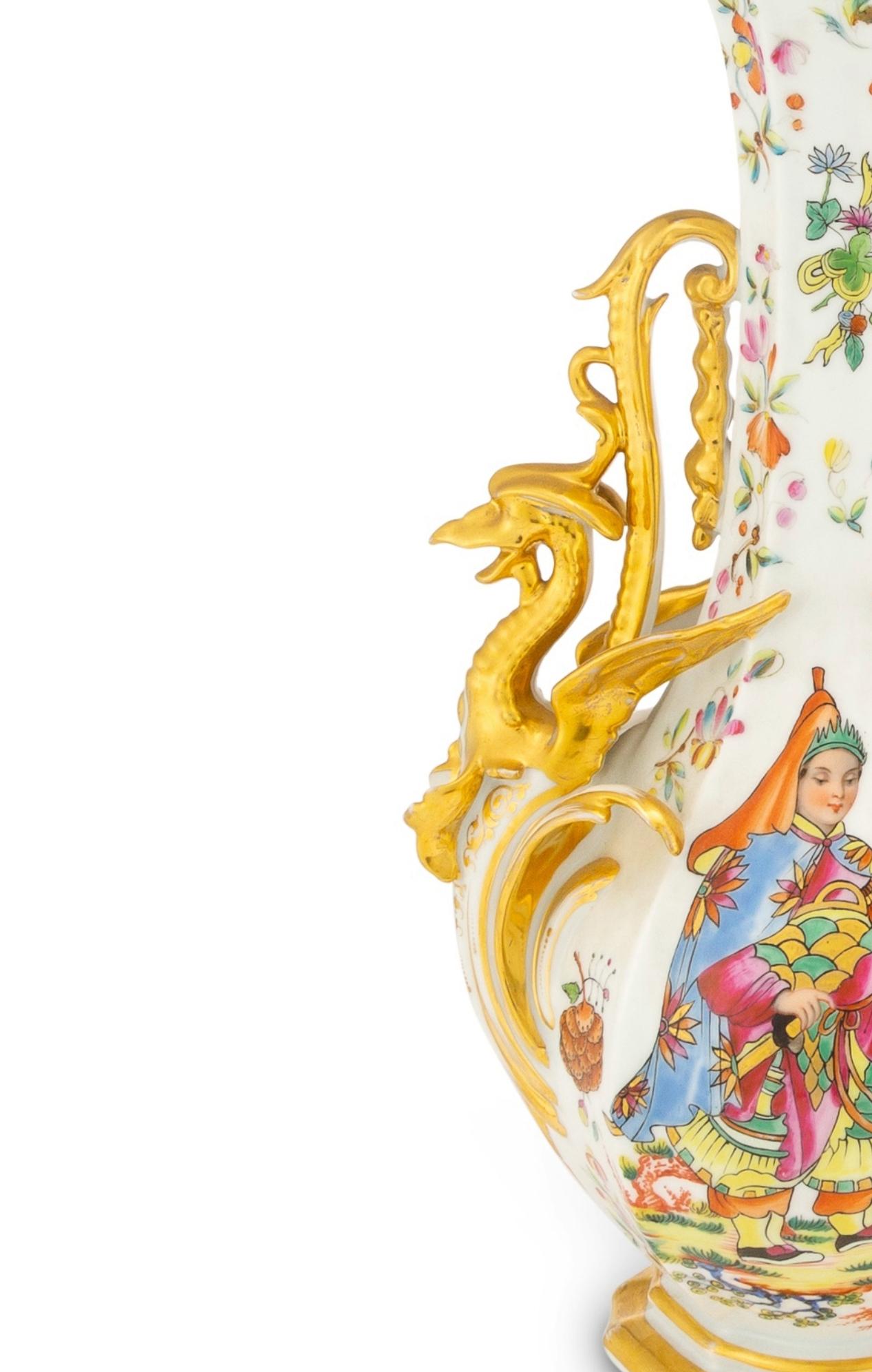 Grande paire de vases / pièces en porcelaine dorée / polychrome décorée à la main en vente 1