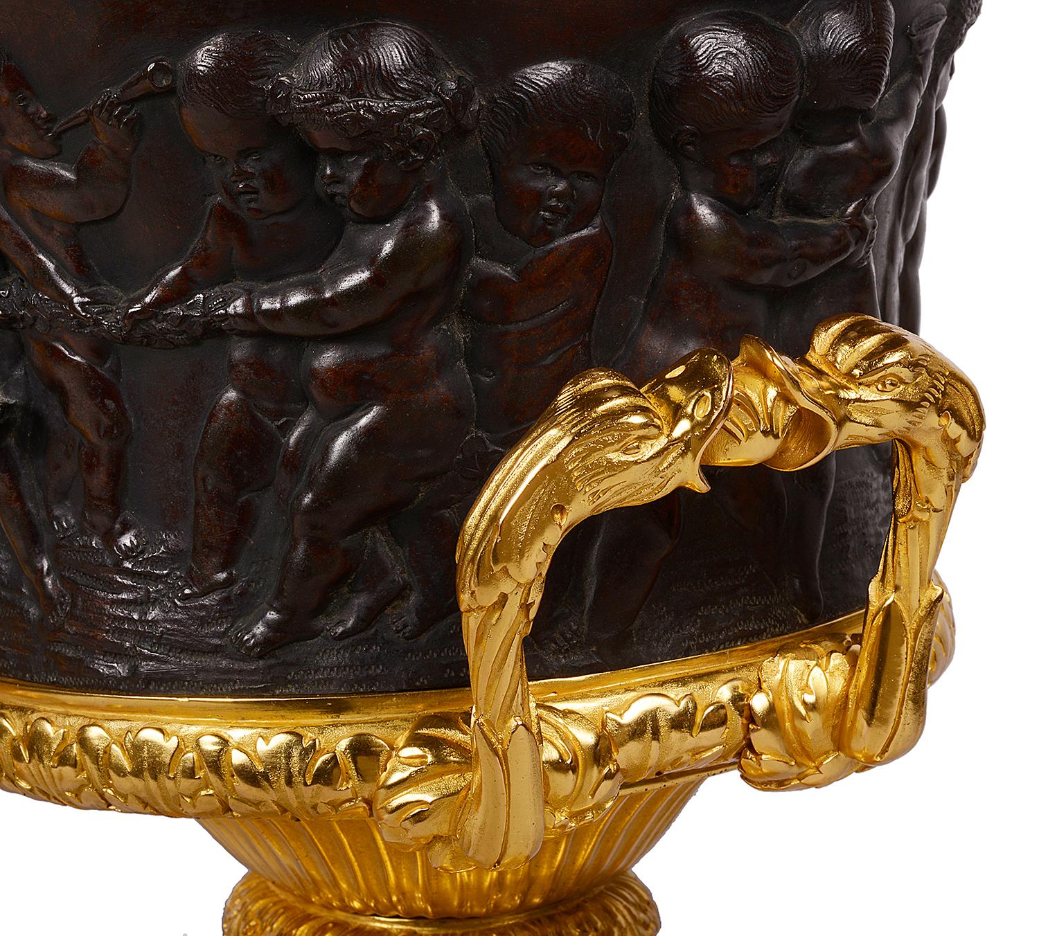 Grande paire d'urnes Campana en bronze Grand Tour, 19ème siècle Bon état - En vente à Brighton, Sussex