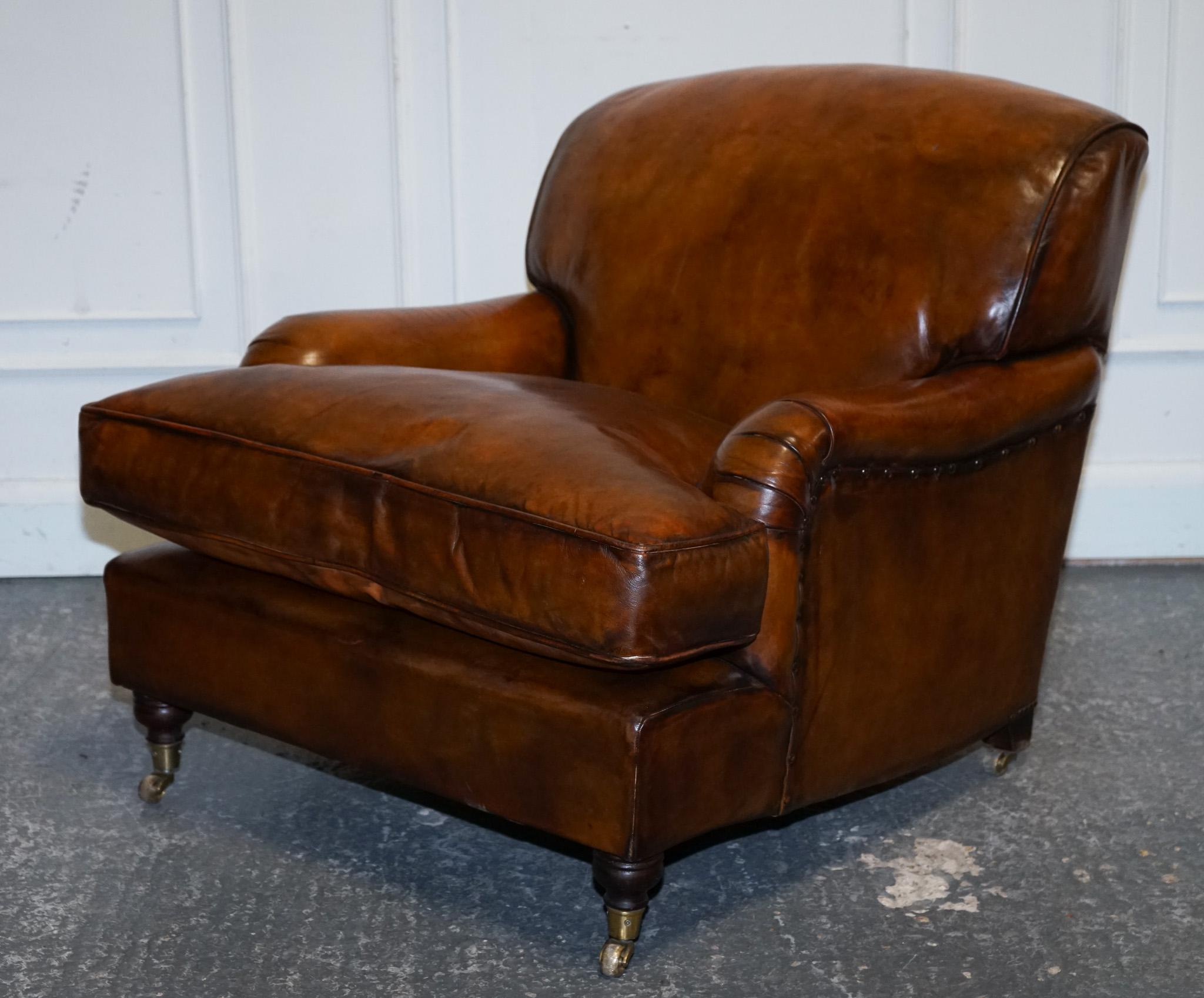 
Antiquariato di Londra


Una splendida coppia di grandi poltrone in stile Howard, rivestite in pelle tinta a mano e dotate di cuscini in piuma d'anatra appena riempiti per un comfort eccezionale. Queste sedie hanno la classica Silhouette di Howard.