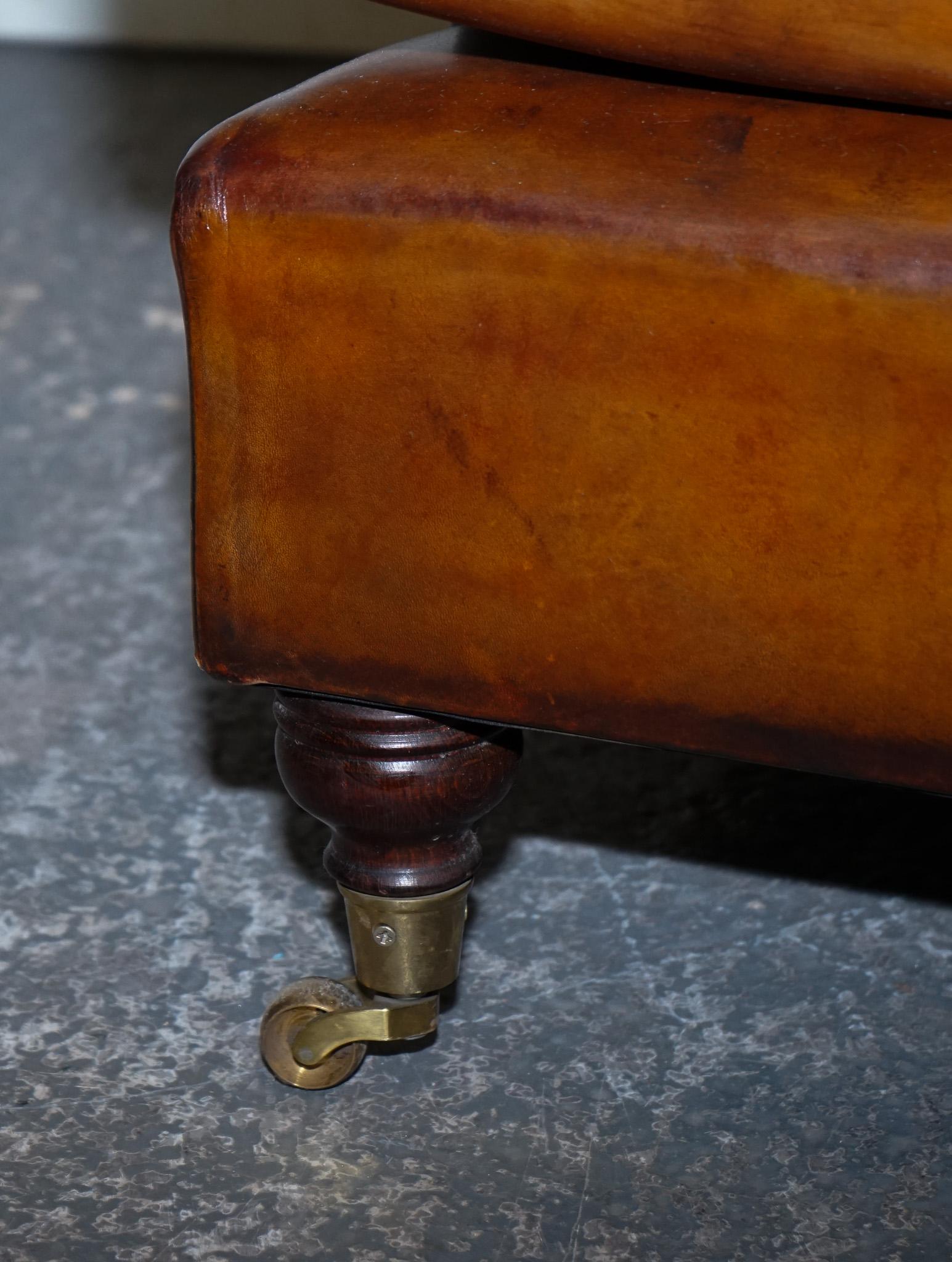 GRANDE COPPIA DI POLTRONE IN PELLE STILE Howard TINTE A MANO CUSCINI IN PIUMA in vendita 13