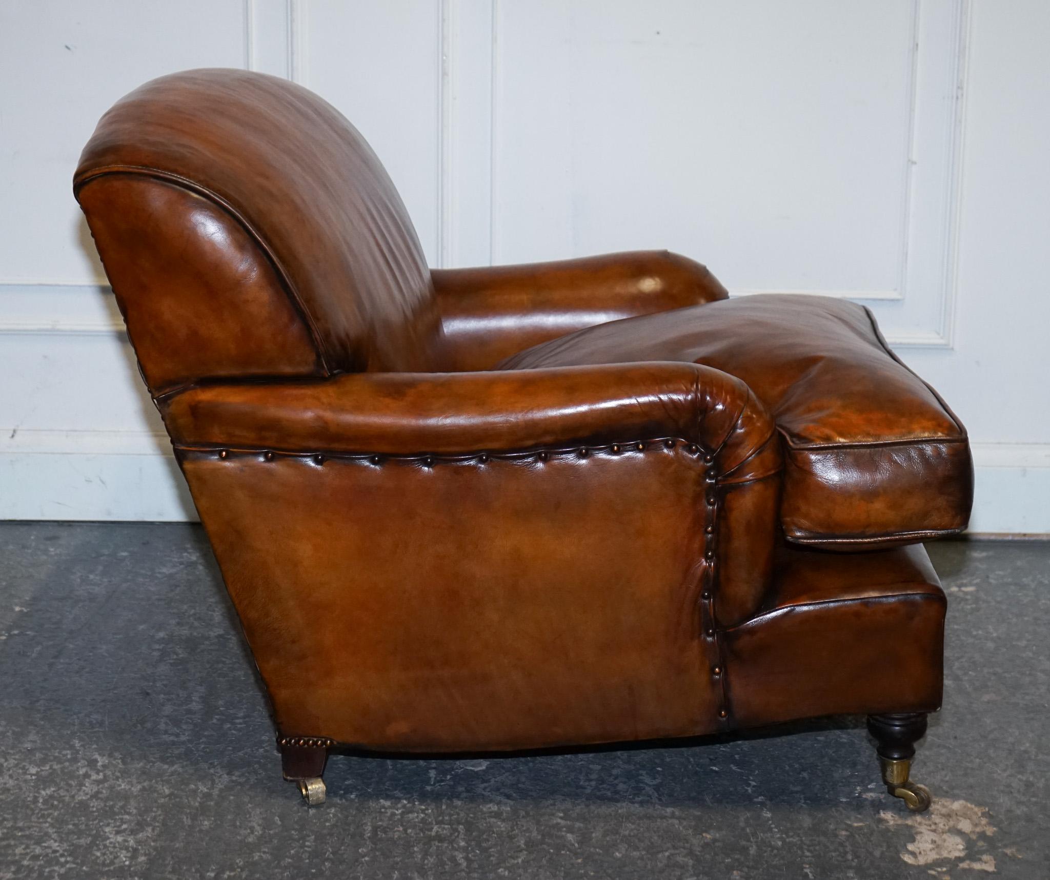 GRANDE COPPIA DI POLTRONE IN PELLE STILE Howard TINTE A MANO CUSCINI IN PIUMA in vendita 1