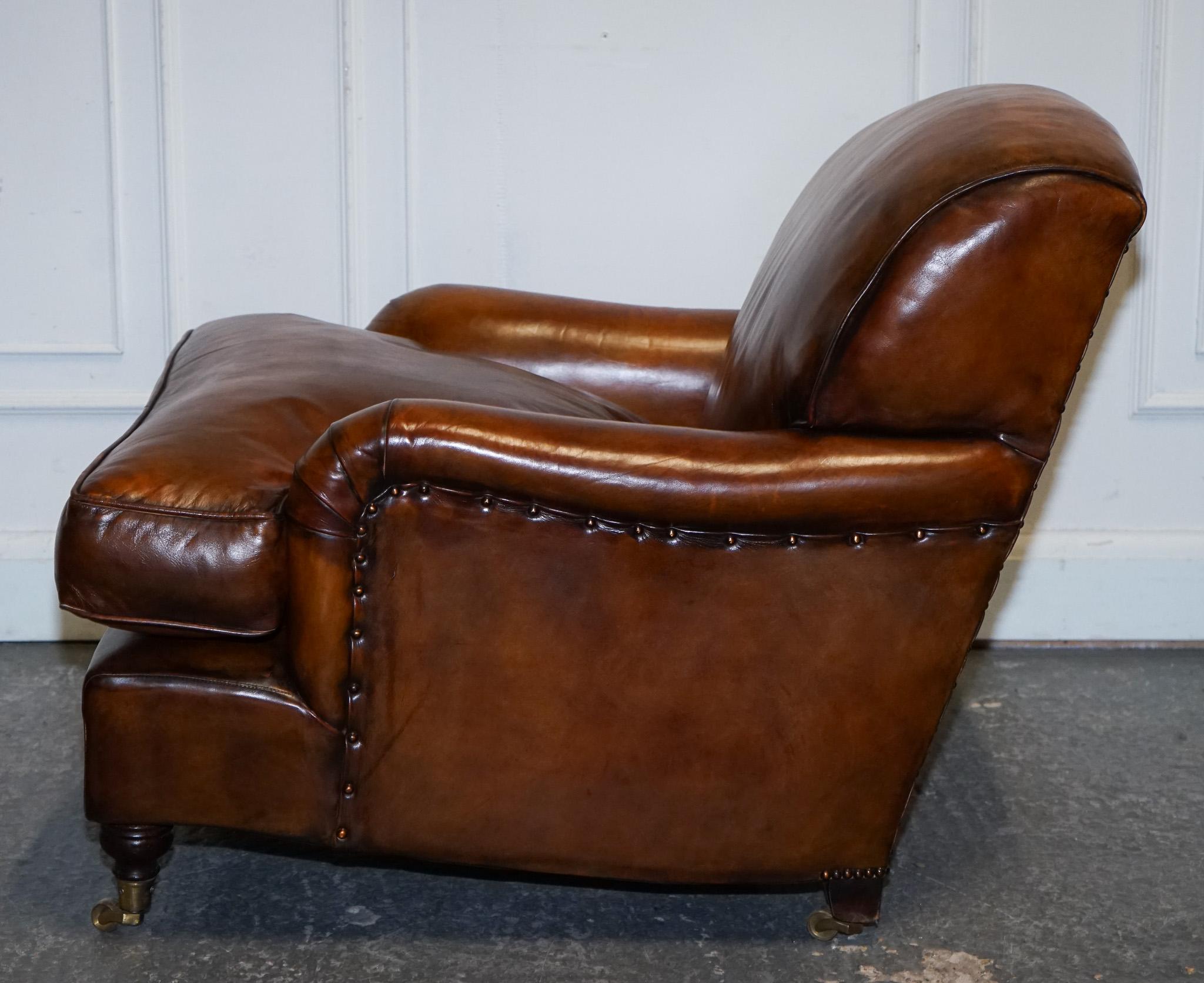 GRANDE COPPIA DI POLTRONE IN PELLE STILE Howard TINTE A MANO CUSCINI IN PIUMA in vendita 2